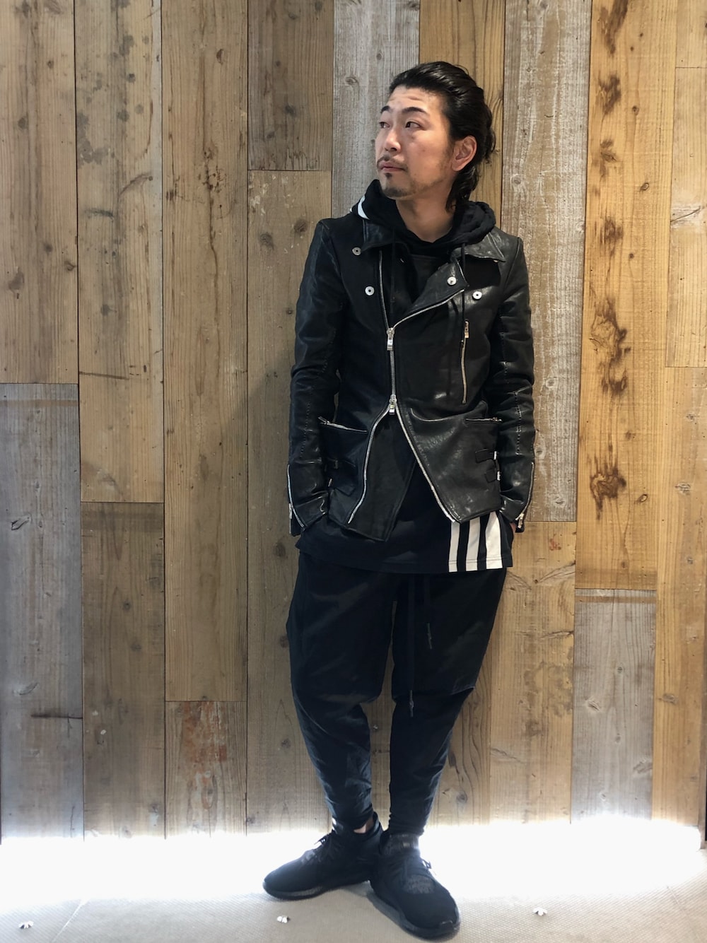 「ROYAL FLASH、ブラック、スニーカー、レザージャケット、ライダース、incarnation、Y-3、mode、モード」｜「incarnationのアイテム（ライダースジャケット、ブラック系）」を使った、Takatoshi Tsudaさん（メンズ・170cm）の冬コーディネートの1枚目の写真