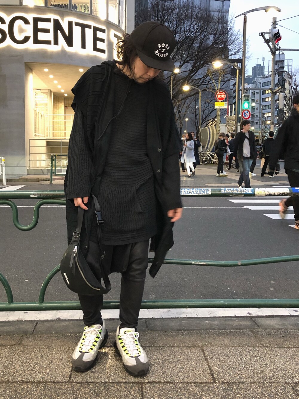 「ROYAL FLASH、レイヤードstyle、スニーカー、オーバーサイズ、春コーデ、パーカー、ブラック、nude:masahiko maruyama、ISAMU KATAYAMA BACKLASH、NIKE」｜「nude:masahiko maruyamaのnude：masahiko maruyama/ヌード ：マサヒコ マルヤマ/BIG CD/ビッグカーディガン（カーディガン/ボレロ、ブラック系）」を使った、Takatoshi Tsudaさん（メンズ・170cm）の冬コーディネートの1枚目の写真
