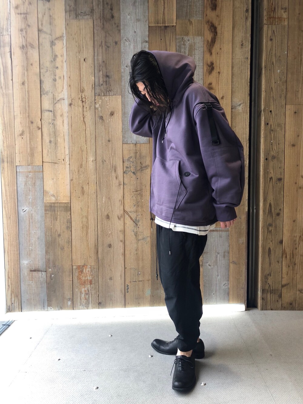「ROYAL FLASH、渋谷、原宿、春、オーバーサイズ、モード、プルオーバー」｜「Azuma.のアイテム（パーカー、パープル系）」を使った、Takatoshi Tsudaさん（メンズ・170cm）の春コーディネートの1枚目の写真