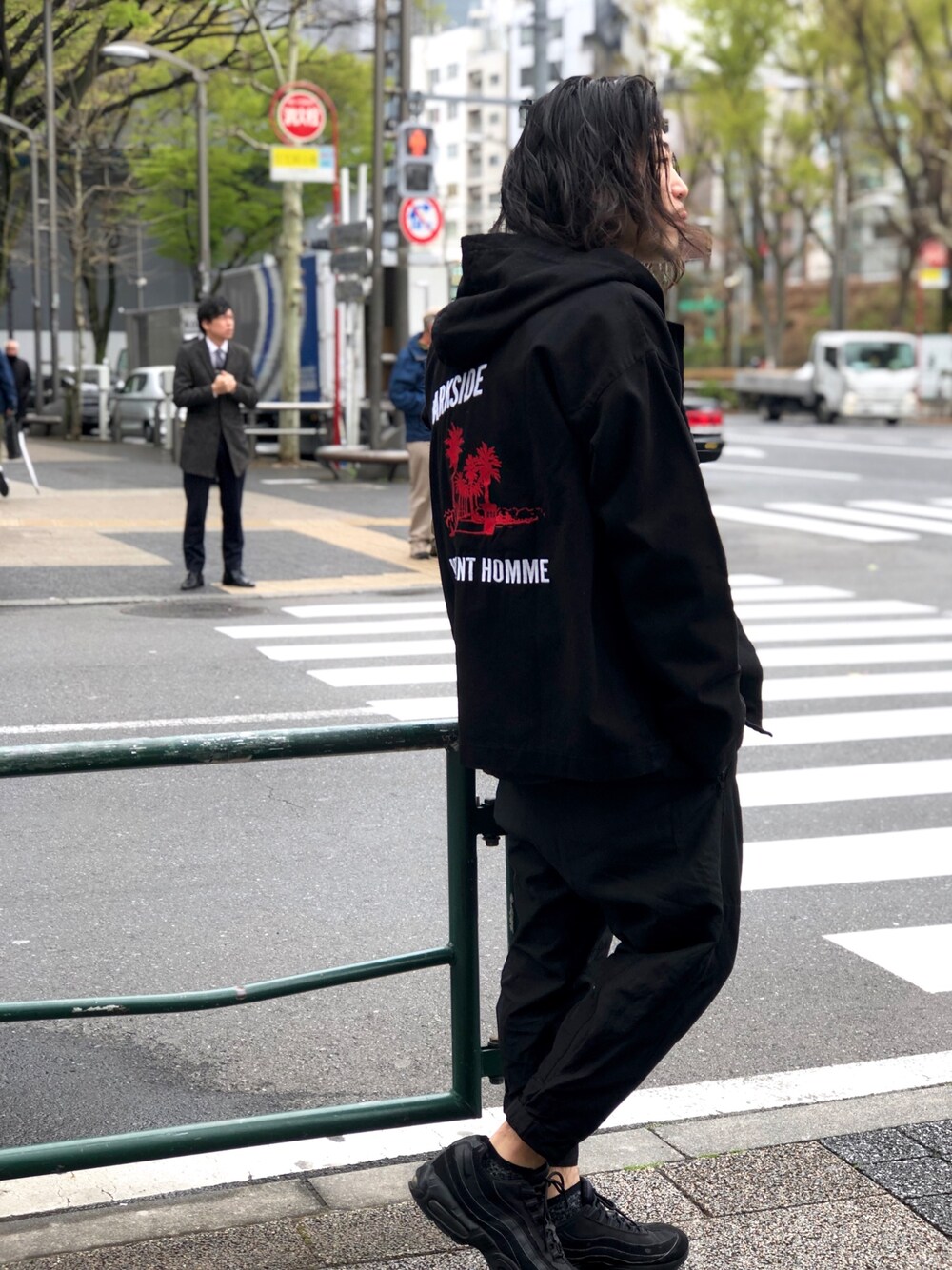 「オトナカジュアル、スニーカー、ブラック、ワントーンコーデ、ナイキ、ROYAL FLASH、渋谷、原宿」｜「ROYAL FLASHの刺繍BZ（ブルゾン、ブラック系）」を使った、Takatoshi Tsudaさん（メンズ・170cm）の春コーディネートの1枚目の写真