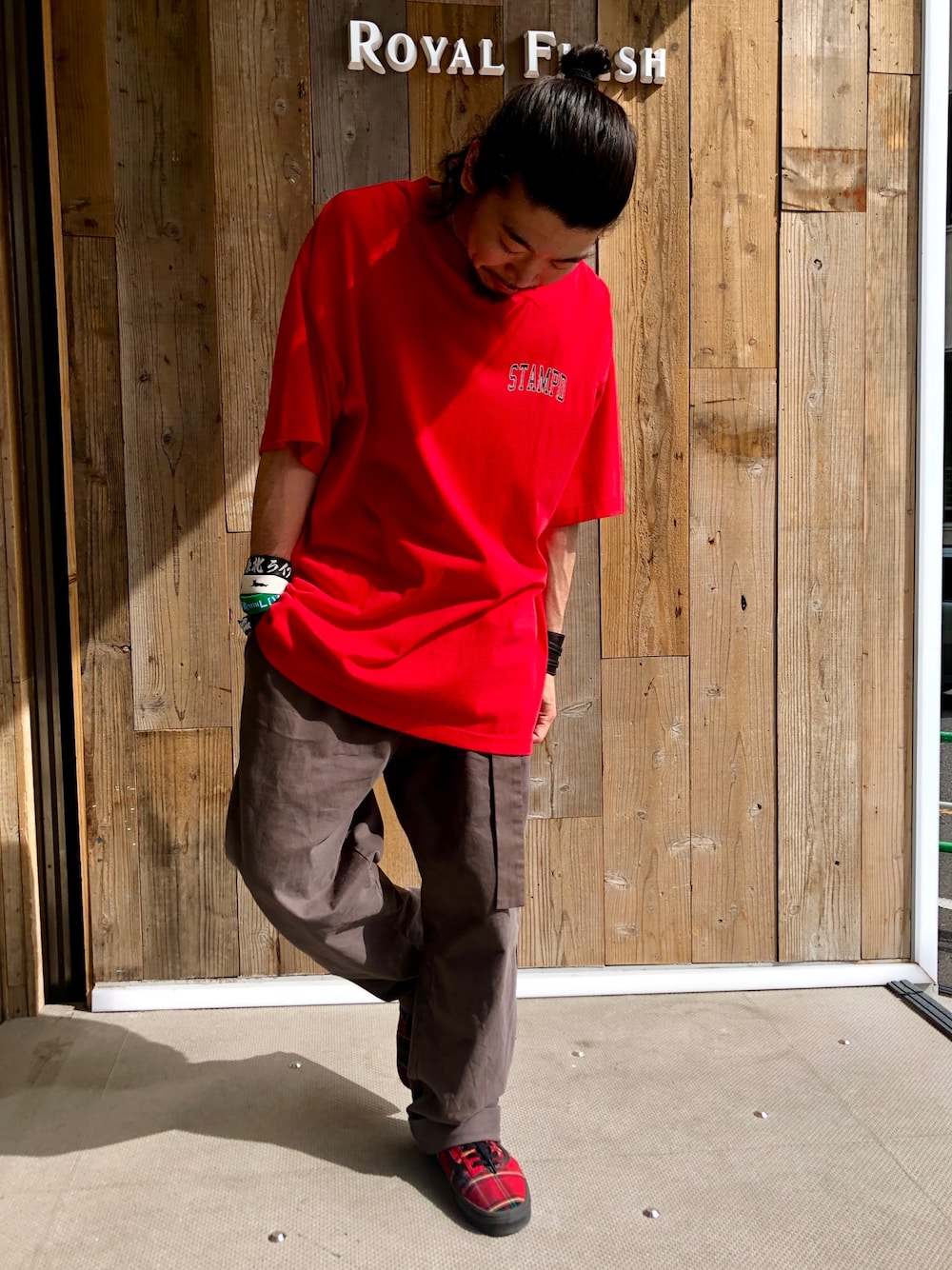 「オーバーサイズ、street、スラックス、ビッグT、STAMPD、ROYALFLASH、ロイヤルフラッシュ、渋谷、原宿」｜「STAMPDのSTAMPD/スタンプド/COLLEGIATE TEE（Tシャツ/カットソー、レッド系）」を使った、Takatoshi Tsudaさん（メンズ・170cm）の夏コーディネートの1枚目の写真