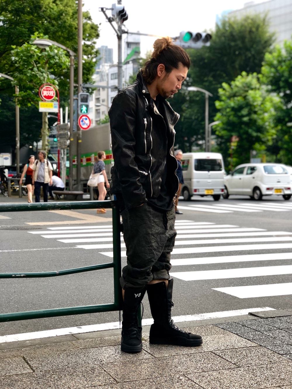 「黒、アディダス、ootd、暑い、ROYAL FLASH、渋谷、原宿、Y-3、ISAMU KATAYAMA BACKLASH」｜「ISAMU KATAYAMA BACKLASHのアイテム（ライダースジャケット、ブラック系）」を使った、Takatoshi Tsudaさん（メンズ・170cm）の夏コーディネートの1枚目の写真