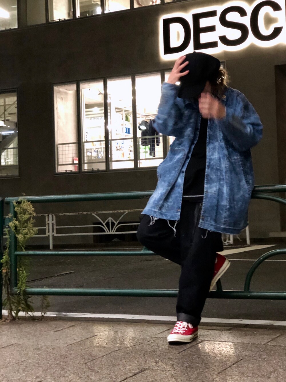 「ストリートMIX、大人カジュアル、オーバーサイズ、秋コーデ、converse、デニム、ROYAL FLASH」｜「bodysong.のアイテム（シャツ/ブラウス、ブルー系）」を使った、Takatoshi Tsudaさん（メンズ・170cm）の夏コーディネートの1枚目の写真