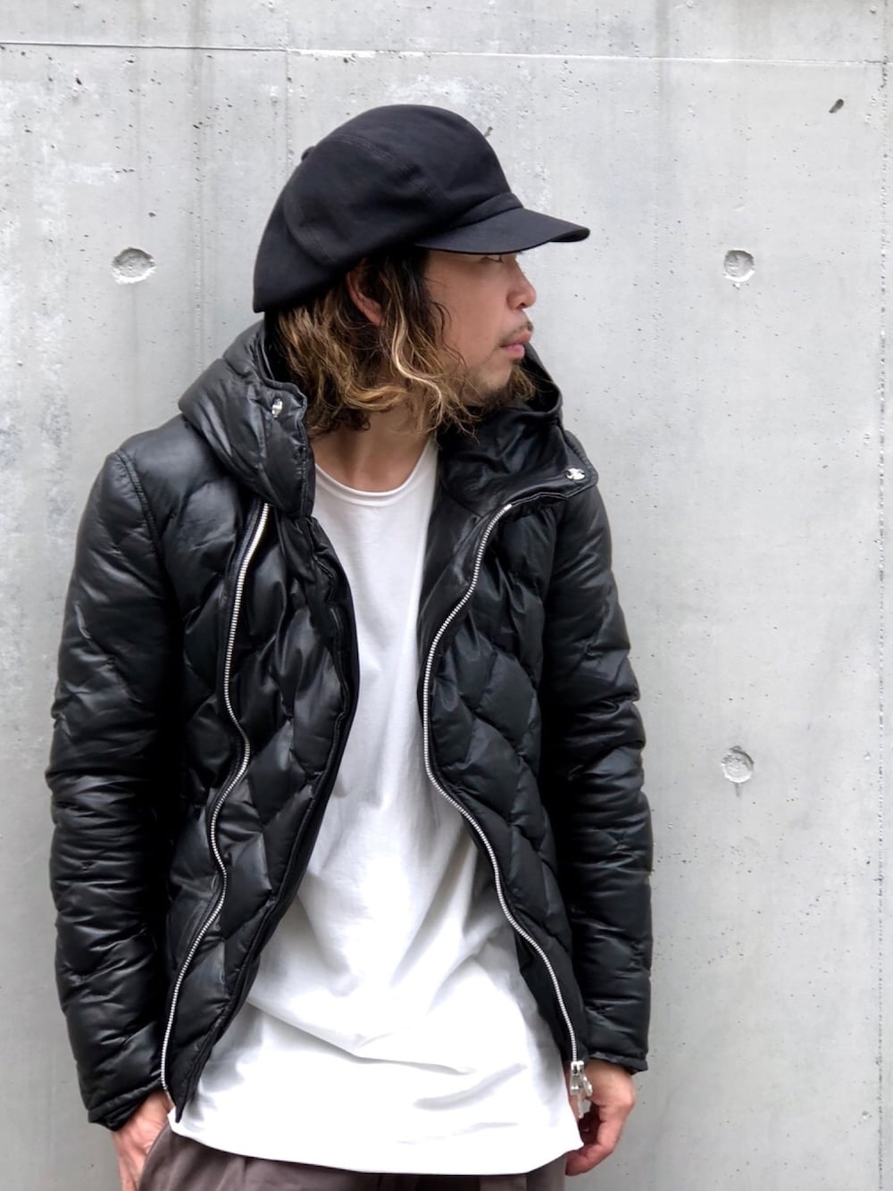 「ブラック、オトナカジュアル、モノトーンコーデ、ROYAL FLASH、ダウンジャケット、ISAMU KATAYAMA BACKLASH」｜「nude:masahiko maruyamaのアイテム（Tシャツ/カットソー、ホワイト系）」を使った、Takatoshi Tsudaさん（メンズ・170cm）の夏コーディネートの1枚目の写真