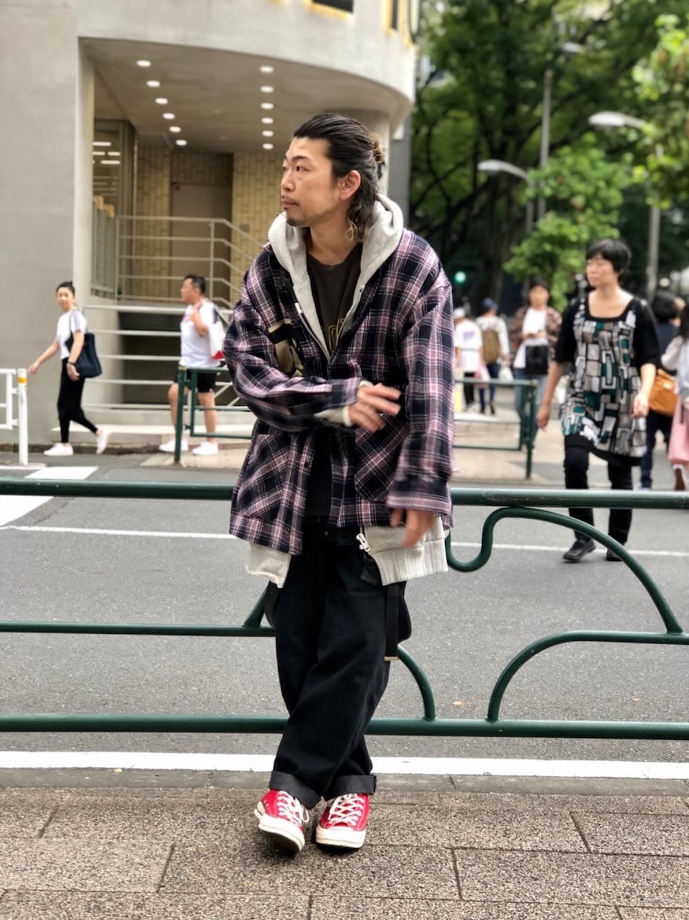 「秋のコーデ、カジュアルコーデ、ラフ、秋、ゆるコーデ、2019AW、ROYAL FLASH、ロイヤルフラッシュ、チェック柄に恋してる」｜「bodysong.のアイテム（パーカー、グレー系）」を使った、Takatoshi Tsudaさん（メンズ・170cm）の秋コーディネートの1枚目の写真