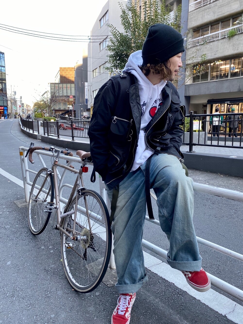 「秋のコーデ、オーバーサイズ、スニーカー、ストリート、MA-1、ボンバージャケット、STAMPD、ROYAL FLASH」｜「ROYAL FLASHのnahezu gleich/ナエツ グロイヒ/ニットキャップ（ニットキャップ/ビーニー、ブラック系）」を使った、Takatoshi Tsudaさん（メンズ・170cm）の秋コーディネートの1枚目の写真