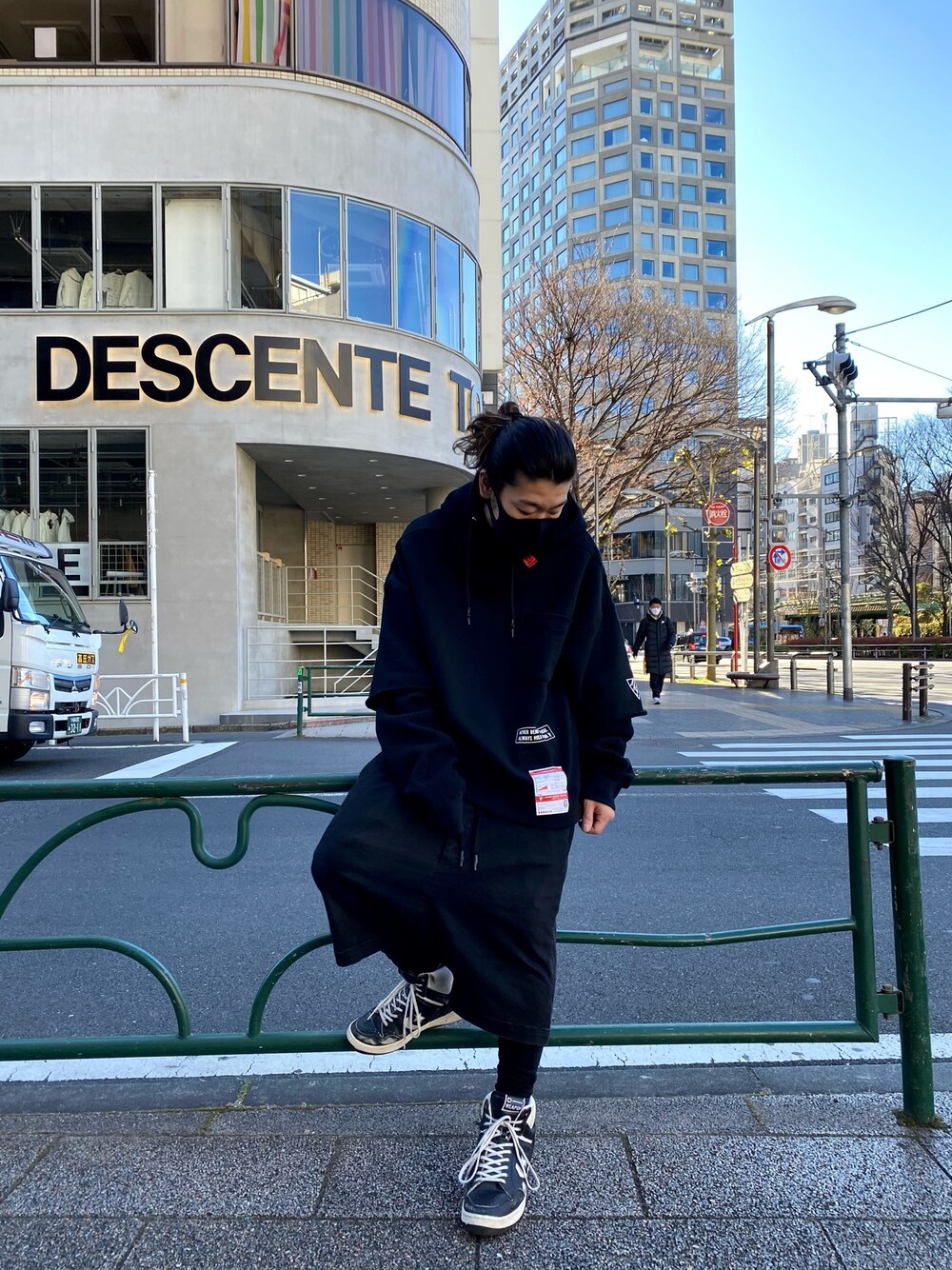 「ビッグシルエット、カジュアルコーデ、ゆるコーデ、ワントーンコーデ、パーカー、モード、ROYAL FLASH」｜「Maison MIHARA YASUHIROのアイテム（パーカー、ブラック系）」を使った、Takatoshi Tsudaさん（メンズ・170cm）の冬コーディネートの1枚目の写真