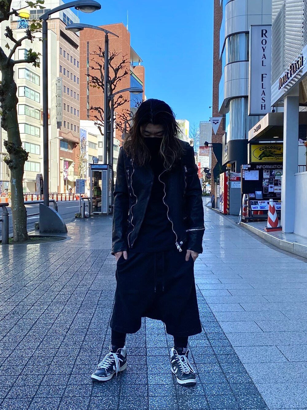 「ワントーンコーデ、レザージャケット、ブラック、モード、レザーLOVEスナップ、ROYAL FLASH」｜「ISAMU KATAYAMA BACKLASHのアイテム（ライダースジャケット、ブラック系）」を使った、Takatoshi Tsudaさん（メンズ・170cm）の冬コーディネートの1枚目の写真