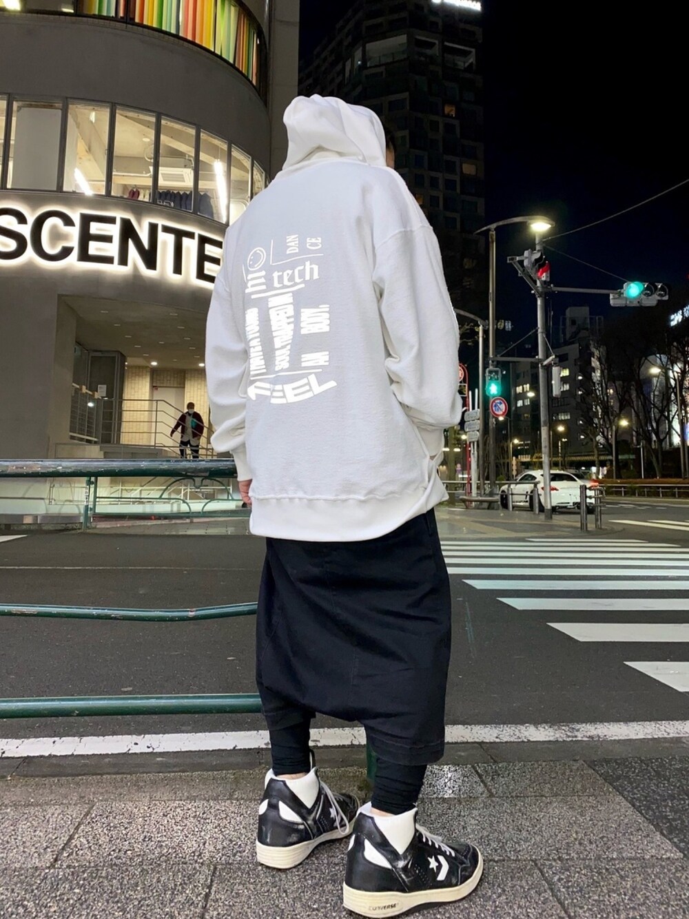 「カジュアル、カジュアルコーデ、ゆるコーデ、ストリートMIX、ビックシルエット、モノトーン、ホワイト、ROYAL FLASH」｜「ISAMU KATAYAMA BACKLASHのアイテム（デニムパンツ、ブラック系）」を使った、Takatoshi Tsudaさん（メンズ・170cm）の冬コーディネートの1枚目の写真