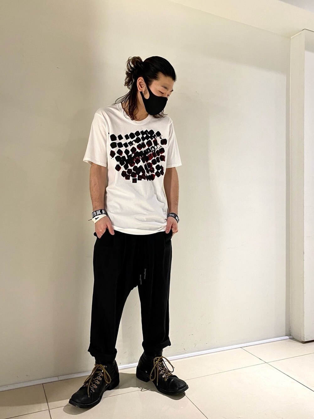 「ブラック、モード、2021ss、ROYAL FLASH、nude:masahiko maruyama」｜「nude:masahiko maruyamaのnude:masahiko maruyama/ヌード:マサヒコ マルヤマ/SHORT SLEEVE PRINT TSHIRT（Tシャツ/カットソー、ホワイト系）」を使った、Takatoshi Tsudaさん（メンズ・170cm）の冬コーディネートの1枚目の写真