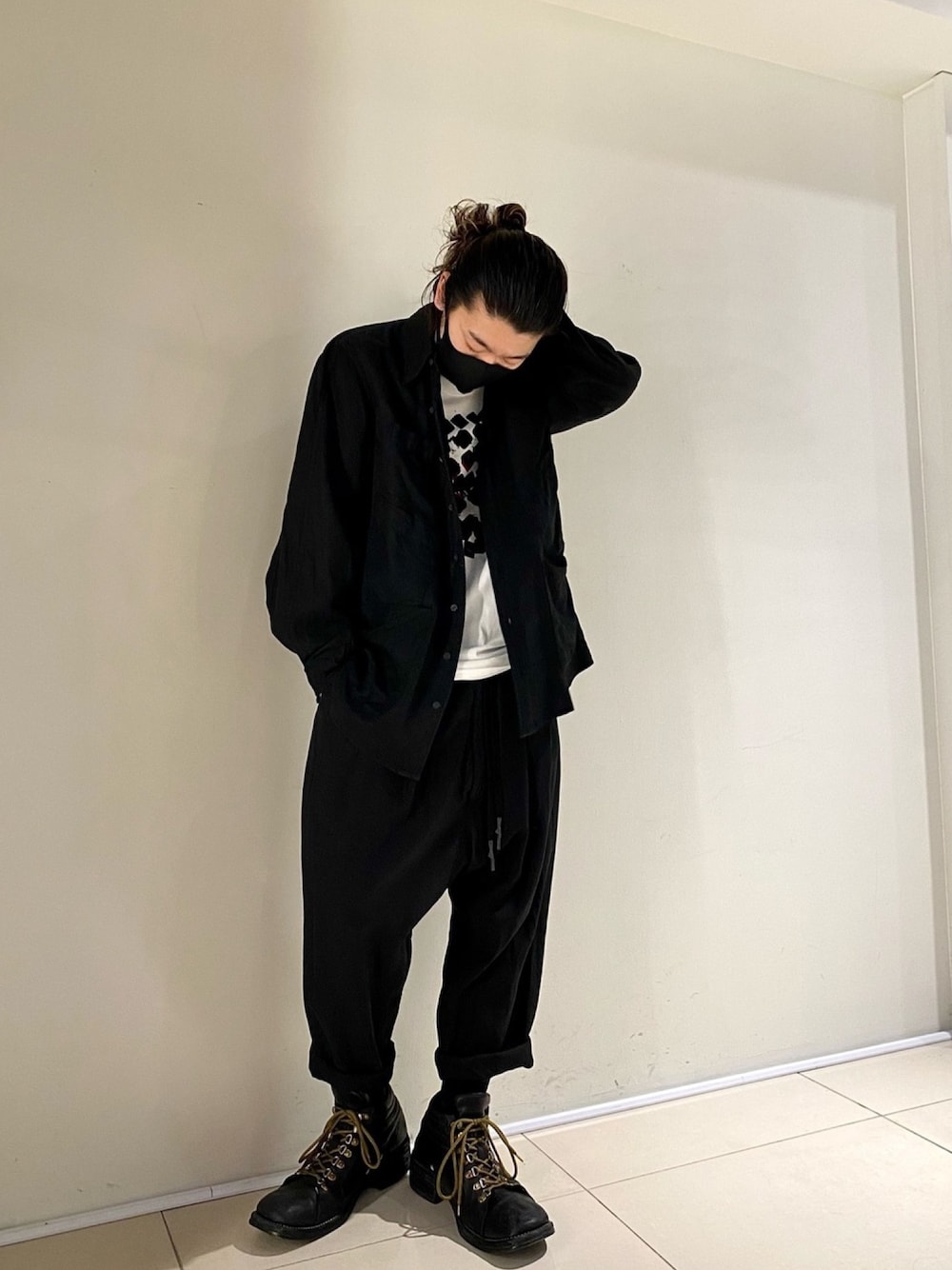 「オトナカジュアル、ワントーンコーデ、ブラック、モード、セットアップ、ROYAL FLASH」｜「nude:masahiko maruyamaの【別注】nude:masahiko maruyama/ヌード:マサヒコ マルヤマ/製品染めSHIRT（シャツ/ブラウス、ブラック系）」を使った、Takatoshi Tsudaさん（メンズ・170cm）の冬コーディネートの1枚目の写真