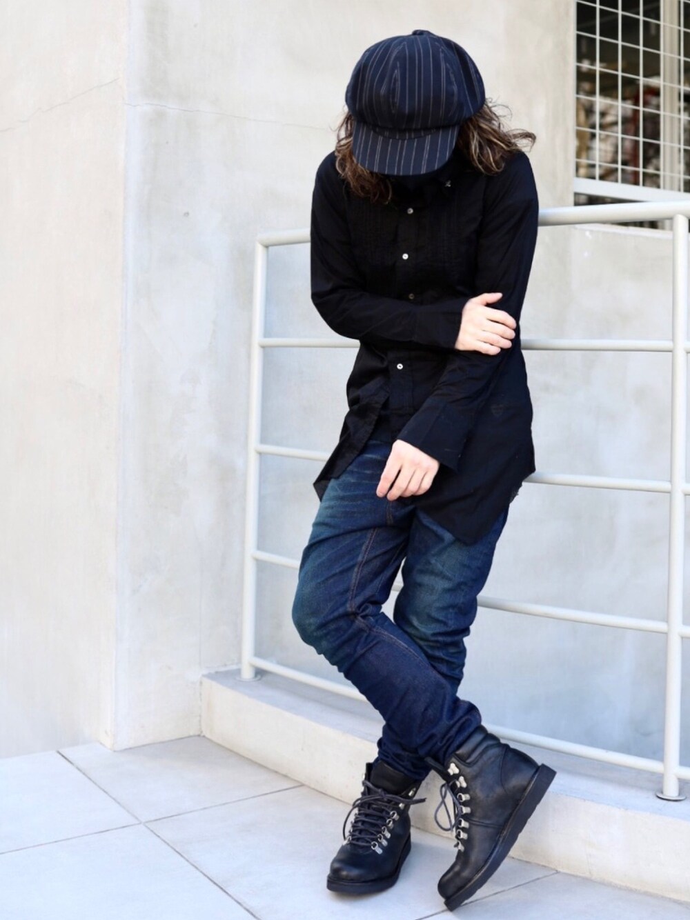 「シンプル、デニムパンツ、シャツスタイル、シャツコーデ、ブラック、ROYAL FLASH、ISAMU KATAYAMA BACKLASH、KMRii」｜「ISAMU KATAYAMA BACKLASHのアイテム（キャスケット、ブラック系）」を使った、Takatoshi Tsudaさん（メンズ・170cm）の冬コーディネートの1枚目の写真