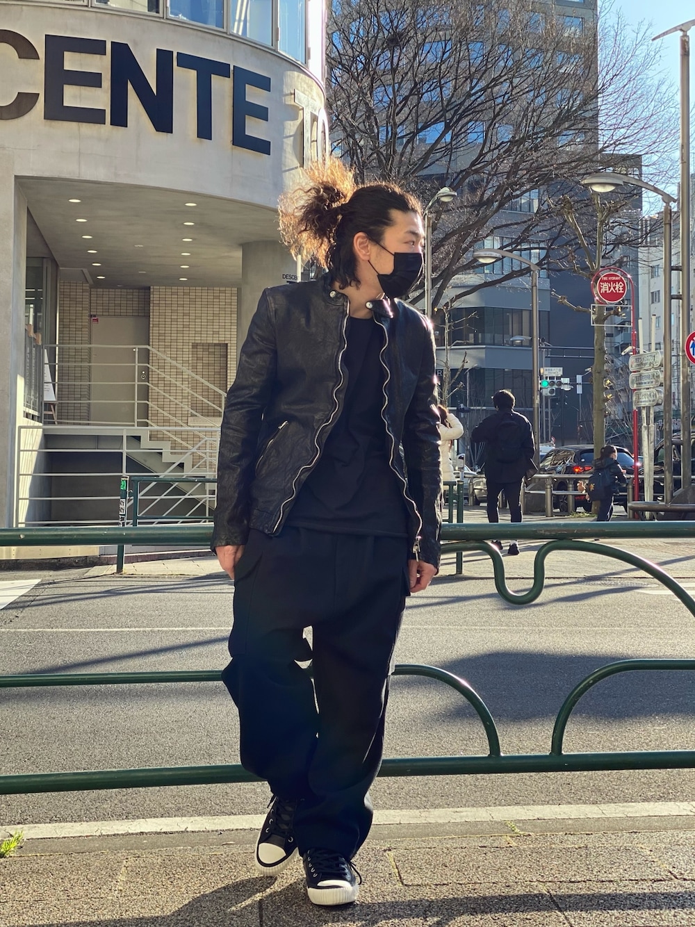 「春コーデ、スニーカーコーデ、ブラック、革靴、春アウター、黒、モード、ライダース、ROYAL FLASH」｜「nude:masahiko maruyamaのnude：masahiko maruyama/ヌード:マサヒコ マルヤマ/NUDE BACK PRINT TEE（Tシャツ/カットソー、ブラック系）」を使った、Takatoshi Tsudaさん（メンズ・170cm）の冬コーディネートの1枚目の写真