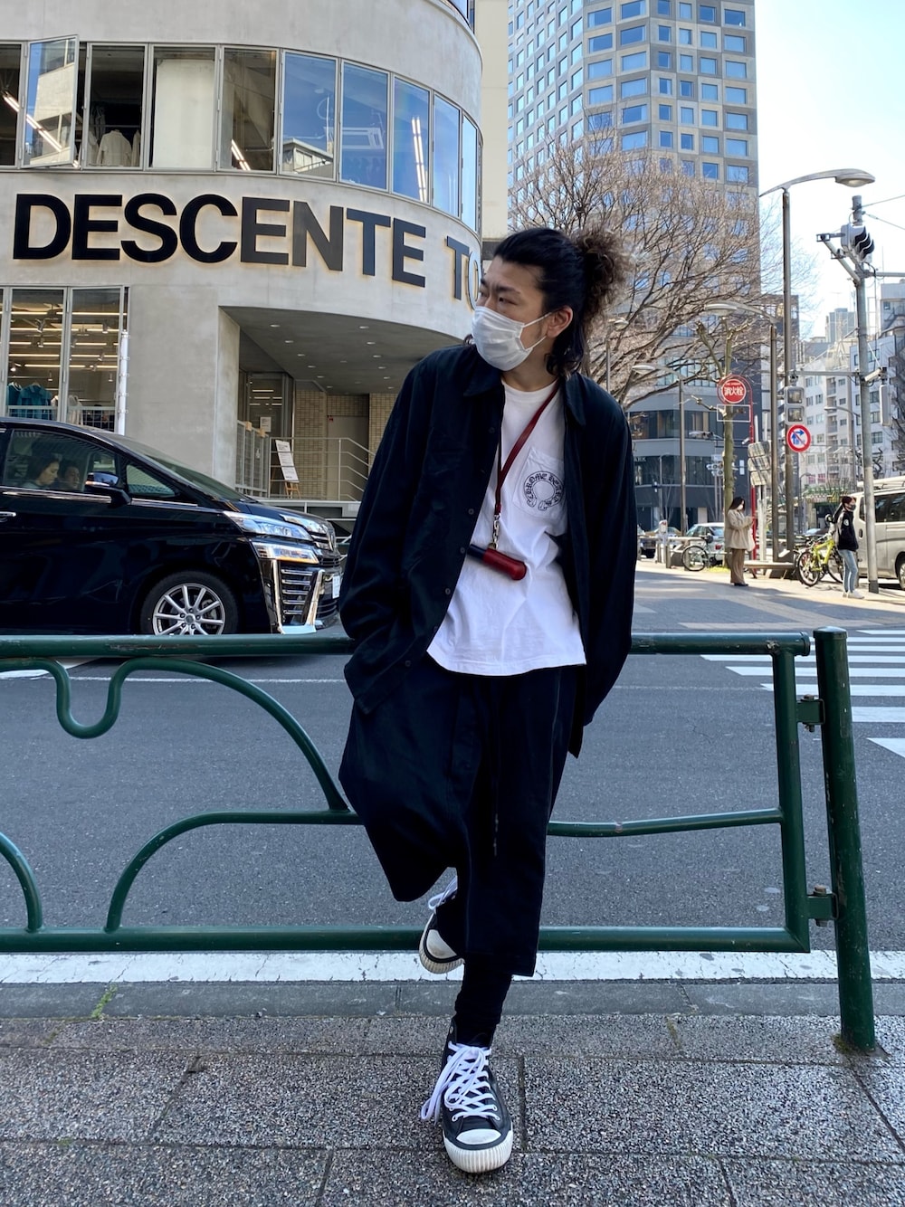 「今日のコーデ、スニーカー、ストリート、シンプルコーデ、ブラック、シャツスタイル、ROYAL FLASH、ISAMU KATAYAMA BACKLASH、nude:masahiko maruyama、Chrome Hearts」｜「nude:masahiko maruyamaの【別注】nude:masahiko maruyama/ヌード:マサヒコ マルヤマ/製品染めSHIRT（シャツ/ブラウス、ブラック系）」を使った、Takatoshi Tsudaさん（メンズ・170cm）の冬コーディネートの1枚目の写真