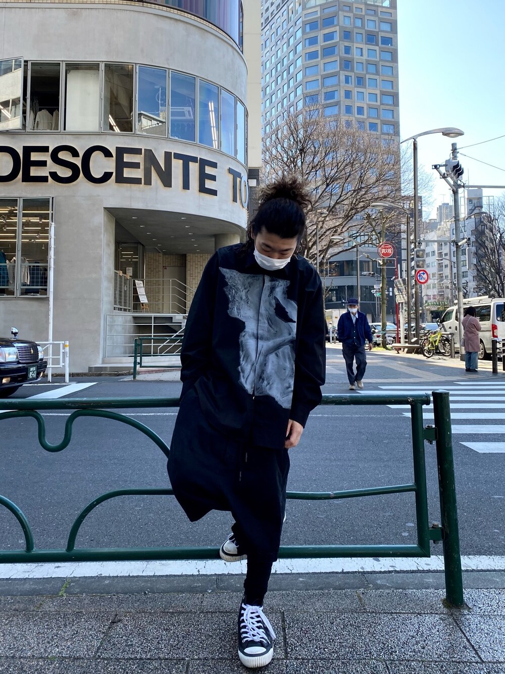 「スニーカー、ストリート、はるコーデ、シャツ、シャツスタイル、ROYAL FLASH、JOHN LAWRENCE SULLIVAN、ISAMU KATAYAMA BACKLASH」｜「JOHN LAWRENCE SULLIVANのOVERSIZED PRINT SHIRT（シャツ/ブラウス、ブラック系）」を使った、Takatoshi Tsudaさん（メンズ・170cm）の冬コーディネートの1枚目の写真
