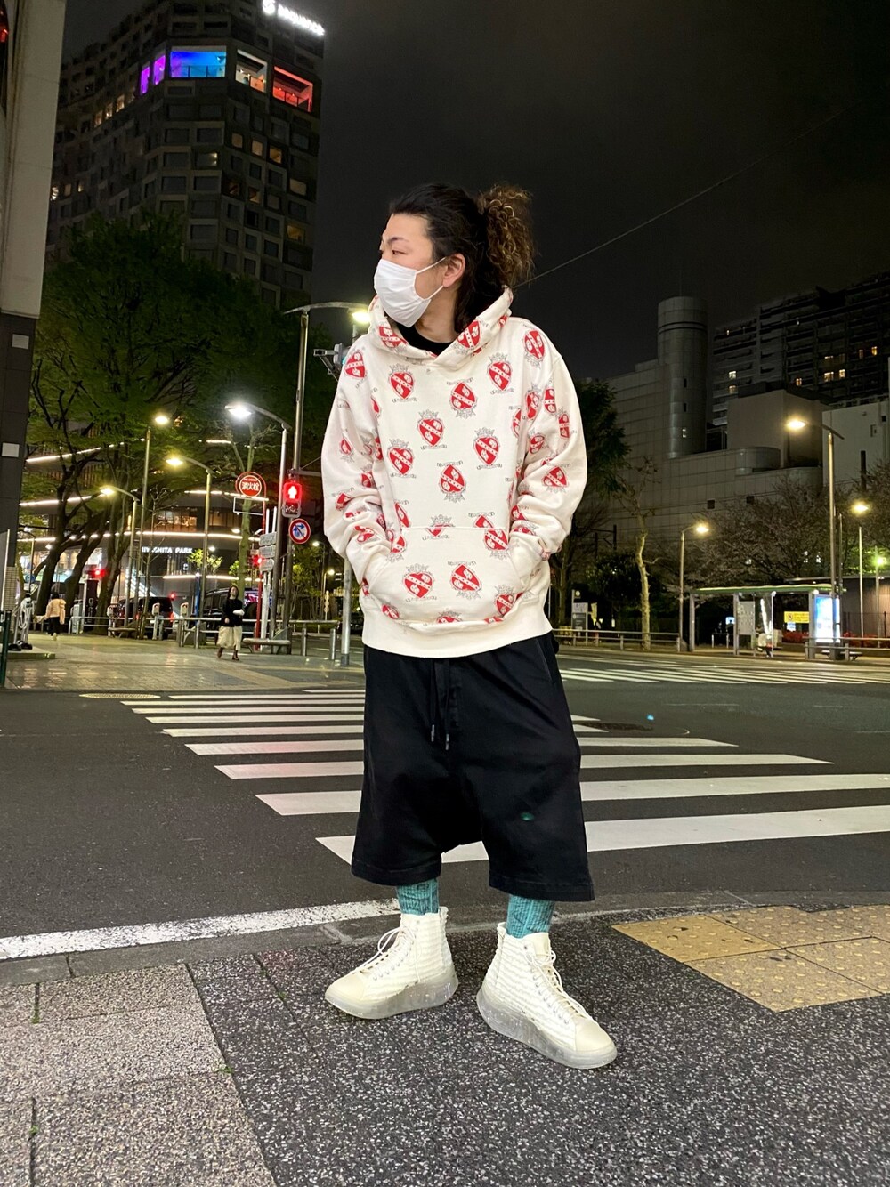 「春、スニーカーコーデ、パステル映える春、オトナカジュアル、ストリートファッション、モノトーンコーデ、スウェット、デニム、ROYAL FLASH」｜「saint mxxxxxxのアイテム（パーカー、ホワイト系）」を使った、Takatoshi Tsudaさん（メンズ・170cm）の春コーディネートの1枚目の写真
