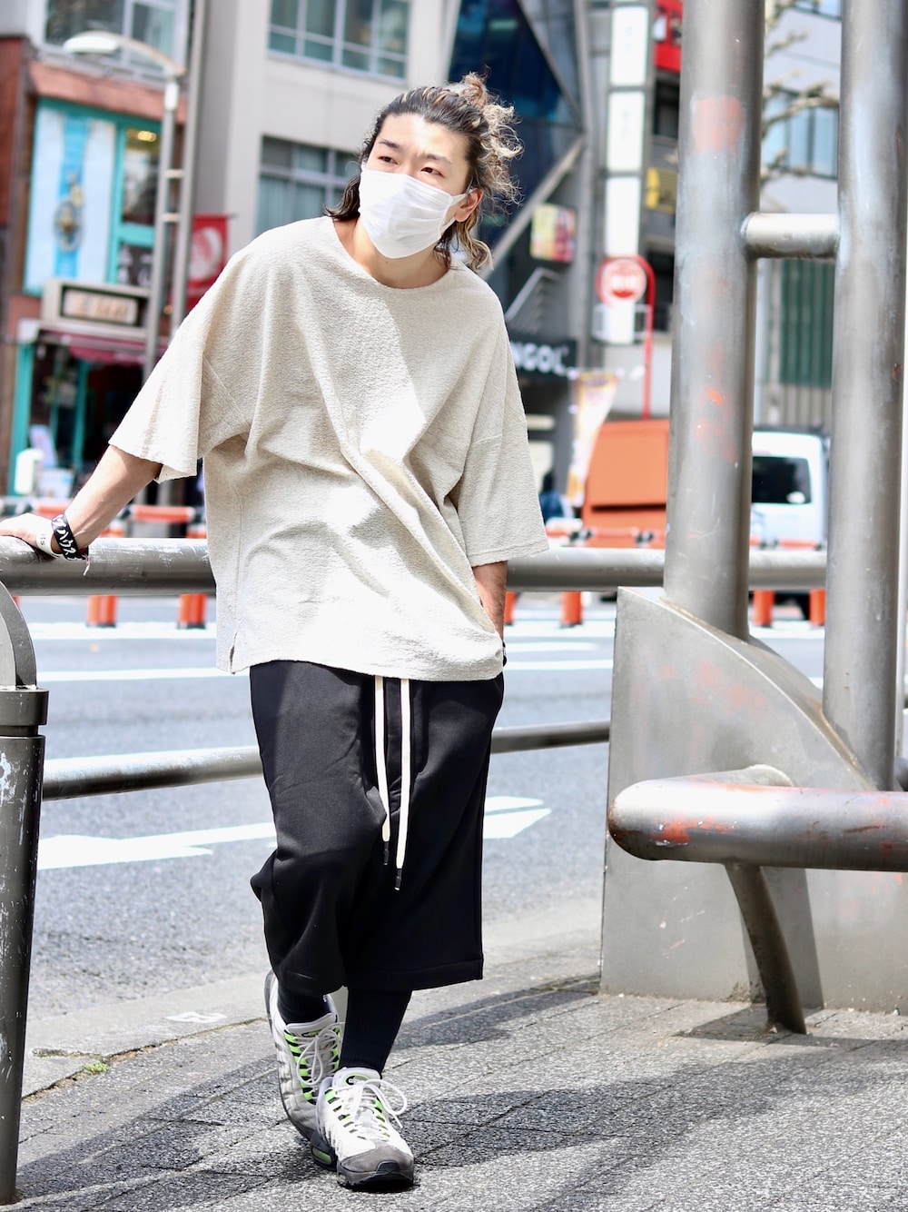 「大人カジュアル、リラックススタイル、スニーカーコーデ、ストリートコーデ、Tシャツ、ベージュ、黒パンツ、ゆるコーデ、ROYAL FLASH、夏コーデ」｜「ISAMU KATAYAMA BACKLASHのアイテム（Tシャツ/カットソー、ベージュ系）」を使った、Takatoshi Tsudaさん（メンズ・170cm）の春コーディネートの1枚目の写真