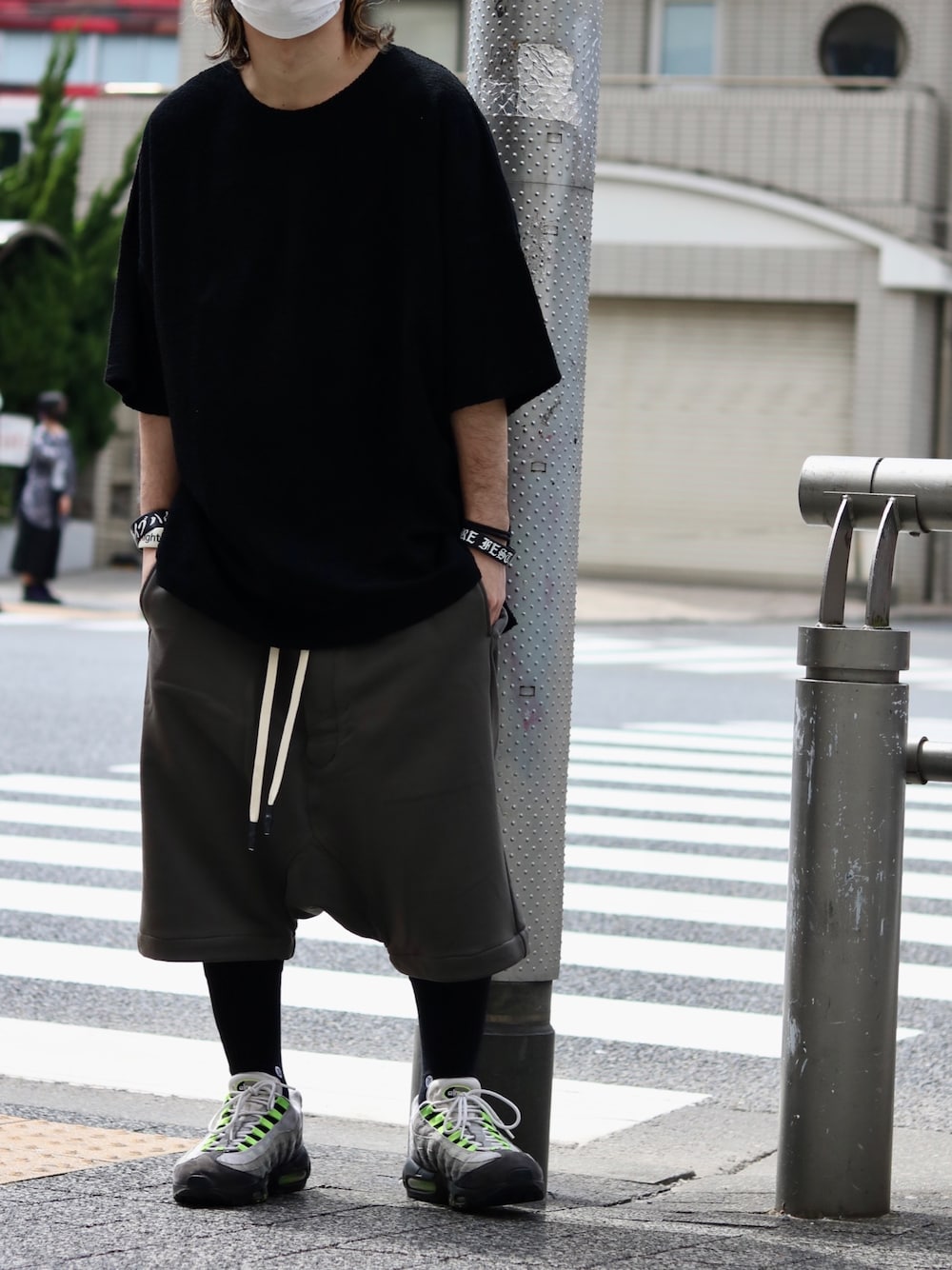 「大人カジュアル、リラックススタイル、スニーカーコーデ、ストリートコーデ、Tシャツ、ゆるコーデ、モノトーンコーデ、スポーツミックス、夏コーデ、ROYAL FLASH」｜「ISAMU KATAYAMA BACKLASHのISAMUKATAYAMA BACKLASH/イサムカタヤマ バックラッシュ/パイルカットソー（Tシャツ/カットソー、ブラック系）」を使った、Takatoshi Tsudaさん（メンズ・170cm）の春コーディネートの1枚目の写真