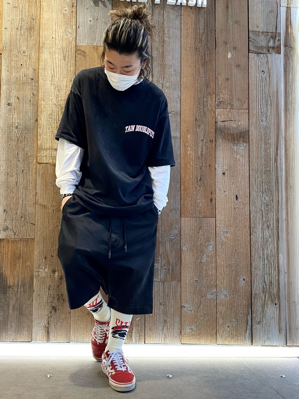 「春夏コーデ、ビッグシルエット、ラフ、黒、VANS、ストリートMIX、オトナカジュアル、ROYAL FLASH」｜「ROYAL FLASHの【別注】TAIN DOUBLE PUSH/タイン ダブルプッシュ/リバーシブルTシャツ（Tシャツ/カットソー、ブラック系）」を使った、Takatoshi Tsudaさん（メンズ・170cm）の春コーディネートの1枚目の写真