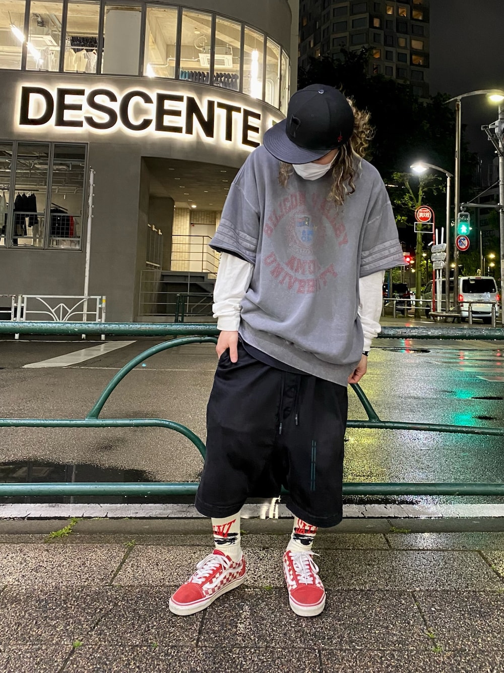 「春夏コーデ、ビッグシルエット、ラフ、黒、キャップ、VANS、くすみカラー、レイヤードスタイル、ROYAL FLASH」｜「amokのamok /アモク/別注SS スウェット（Tシャツ/カットソー、ブラック系）」を使った、Takatoshi Tsudaさん（メンズ・170cm）の春コーディネートの1枚目の写真