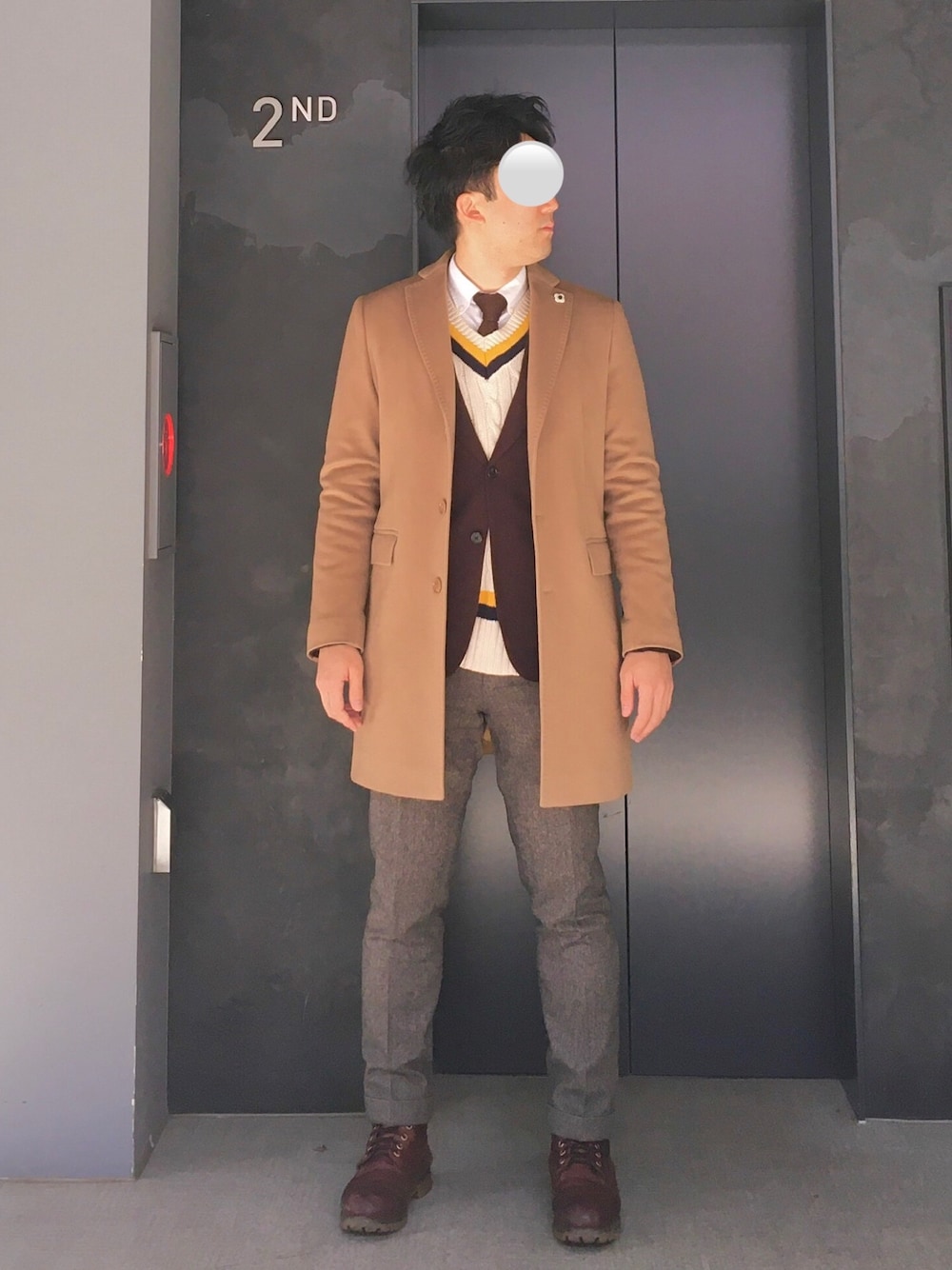 「スラックス、キレイめ、ユニクロ、ベージュ、チェスターコート、ブーツ、チルデンニット」｜「UNIQLOのエクストラファインコットンブロードシャツ（ボタンダウン・長袖）（シャツ/ブラウス、ホワイト系）」を使った、Chrisさん（メンズ・181cm）の春コーディネートの1枚目の写真