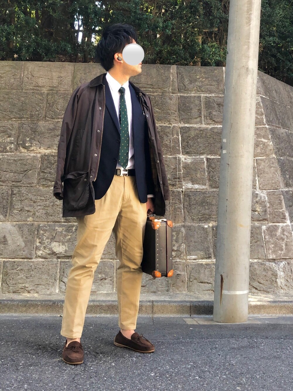「春、ローファー、チノパン、仕事着、シャツスタイル、ネクタイ、ジャケット、白Tシャツ」｜「BROOKS BROTHERSのGF コットンポプリン ガーメントダイ カジュアルシャツ（シャツ/ブラウス、ホワイト系）」を使った、Chrisさん（メンズ・181cm）の春コーディネートの1枚目の写真