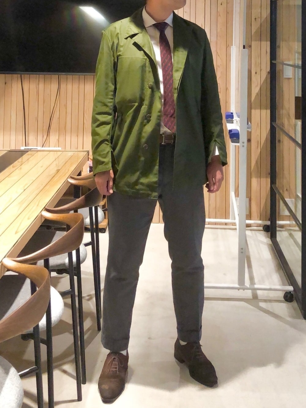 ホワイト系のシャツ/ブラウス、レッド系のネクタイ、グリーン系のミリタリージャケットを着用したメンズの春コーディネートの1枚目の写真