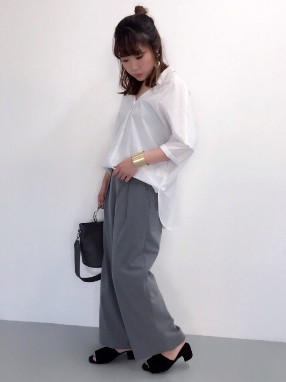ホワイト系のシャツ/ブラウス、グレー系のその他パンツ、ブラック系のショルダーバッグを着用したレディースの夏コーディネートの1枚目の写真
