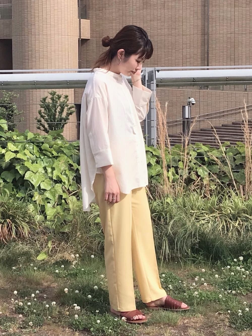 ホワイト系のシャツ/ブラウス、イエロー系のその他パンツ、ブラウン系のサンダルを着用したレディースの春コーディネートの1枚目の写真