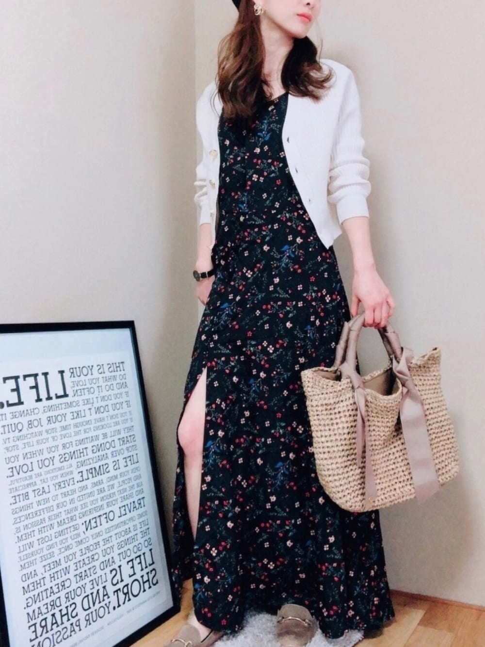 「平成最後のWEARISTAセンバツ、プチプラコーデ、大人ガーリー、ママコーデ、ロングワンピース、花柄スカート」｜「natural coutureのもちもちリブカーディガン（カーディガン/ボレロ、ホワイト系）」を使った、りったんさん（レディース・160cm）の春コーディネートの1枚目の写真