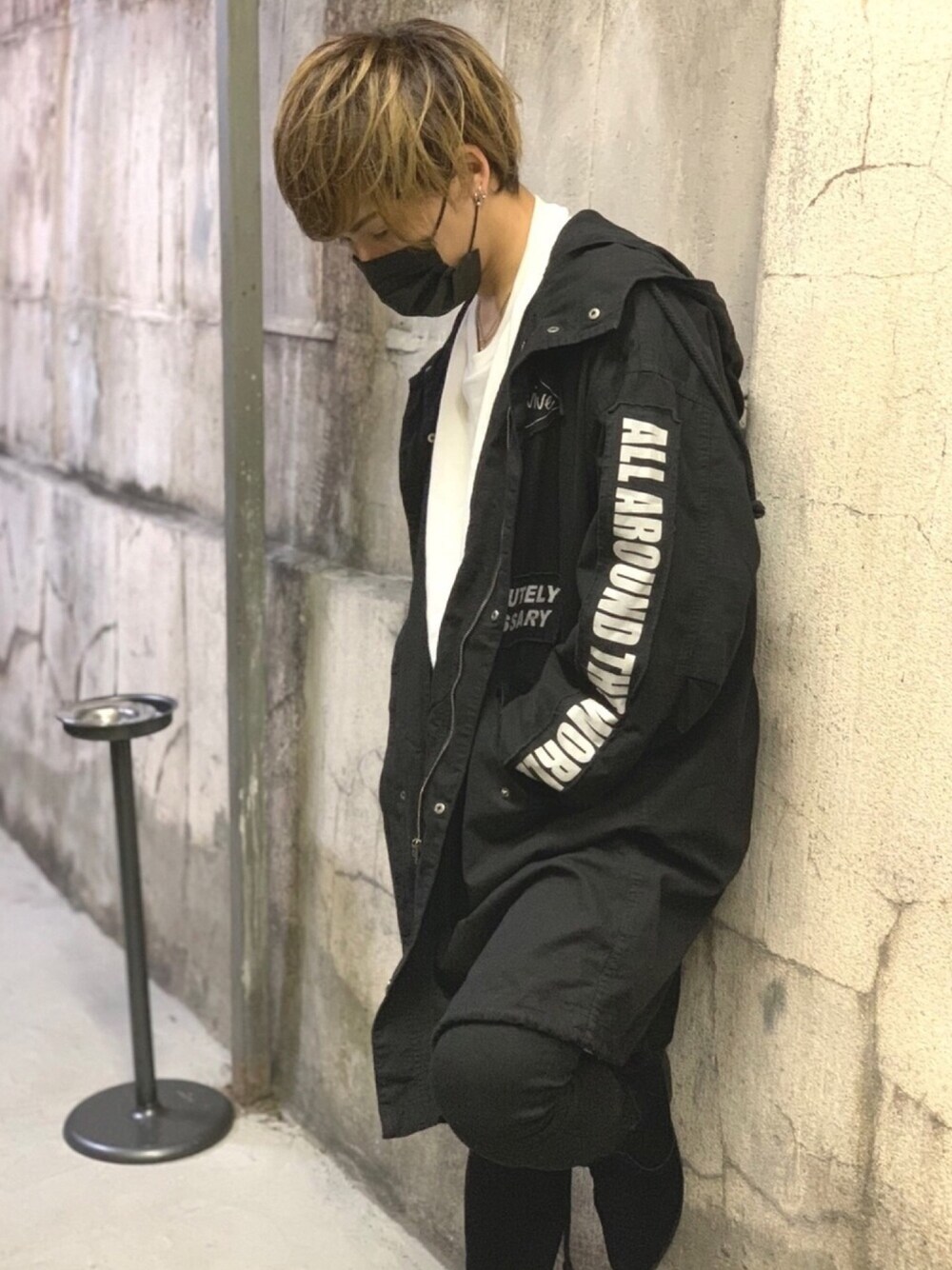 「韓国ファッション、ジェジュン、スキニー、スキニーパンツ、白パーカー、黒マスク、だぼだぼ、ホスト、ゆるコーデ」｜「UNIQLOのアイテム（パンツ、ブラック系）」を使った、春夏秋冬さん（メンズ・172cm）の秋コーディネートの1枚目の写真