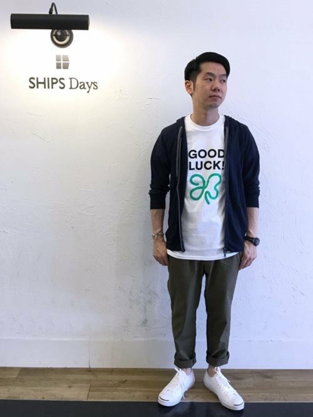 「スニーカー、パーカー、リネン、プリントT」｜「SHIPS DaysのSHIPS Days:プリント Tシャツ 2018（Tシャツ/カットソー、ホワイト系）」を使った、野間さん（メンズ・164cm）の春コーディネートの1枚目の写真