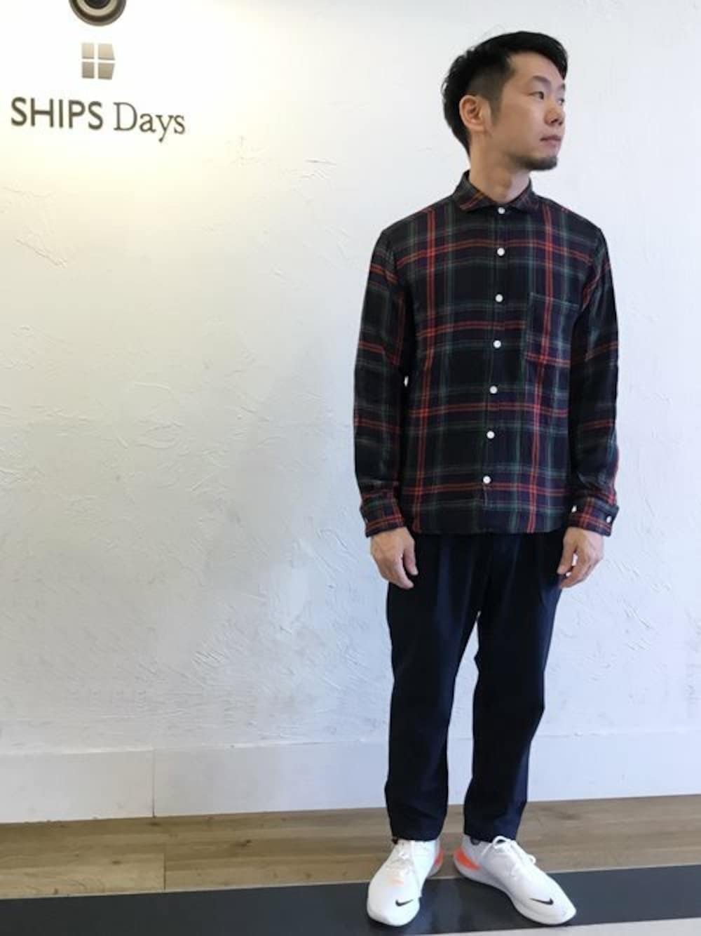 「スニーカー、カジュアル、チェックシャツ」｜「SHIPS DaysのSHIPS Days STANDARD:ワイドカラー ダブルガーゼ チェックシャツ（シャツ/ブラウス、ブルー系）」を使った、野間さん（メンズ・164cm）の秋コーディネートの1枚目の写真