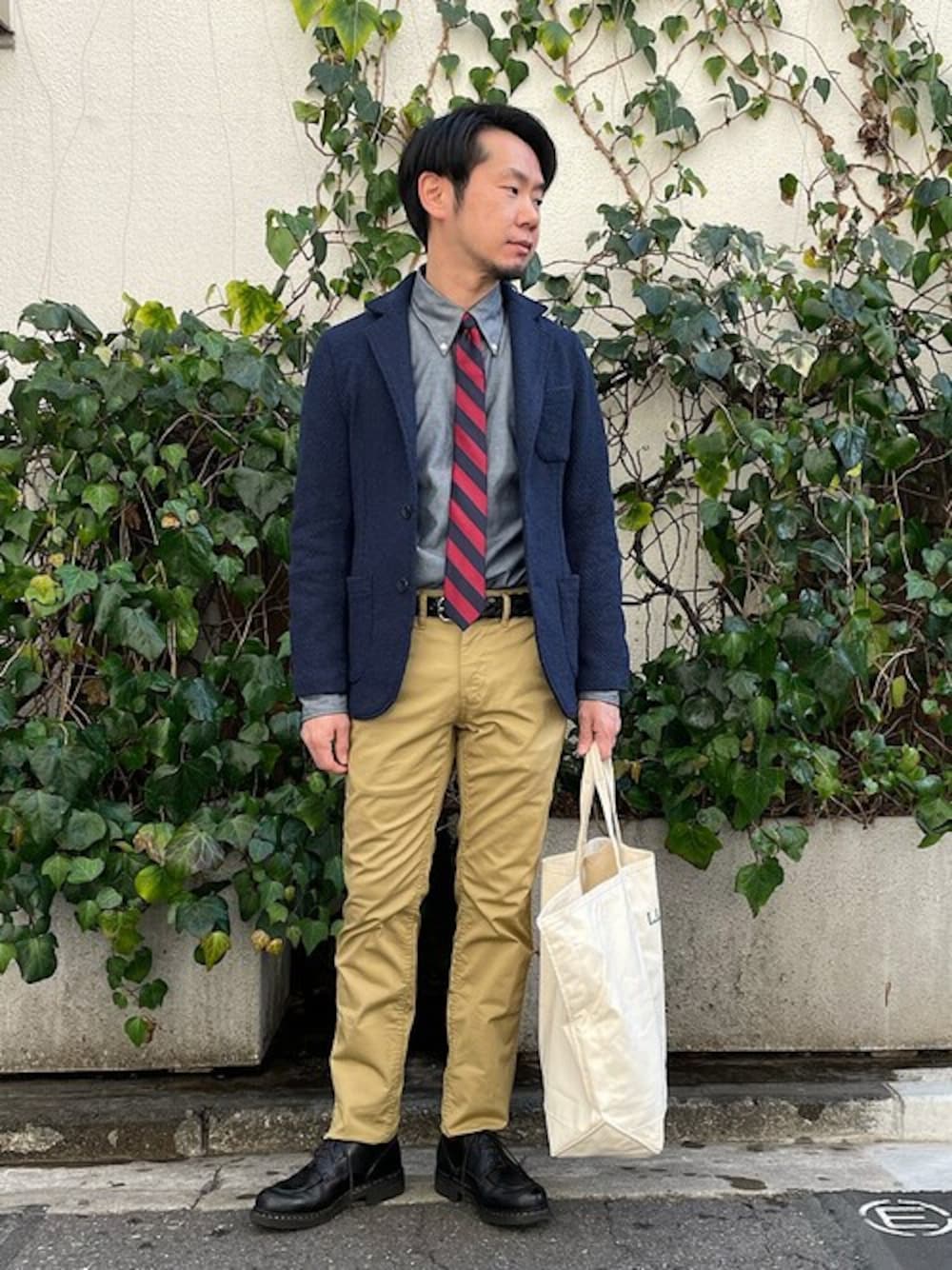 「テーパードパンツ、ジャケット、チノパン、シップス、SHIPS、ネクタイ、きれいめカジュアル、シャツスタイル、メッシュベルト」｜「SHIPSのSHIPS:コンテンポラリー ウォッシュド インディゴ ボタンダウン シャツ（シャツ/ブラウス、ブルー系）」を使った、野間さん（メンズ・164cm）の冬コーディネートの1枚目の写真