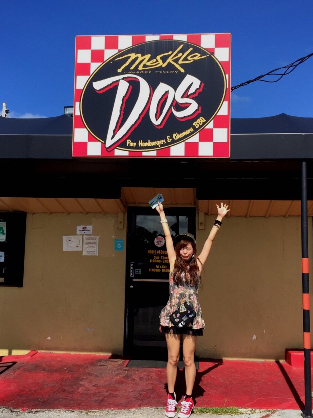 「休日スタイル、大人カジュアル、キャップ、コンバース、ワンピース、ワンピース×スニーカー、キャップコーデ、グアム、海外、旅行」｜「ZARAのアイテム（バッグ、ブラック系）」を使った、Haruさん（レディース・161cm）の冬コーディネートの1枚目の写真