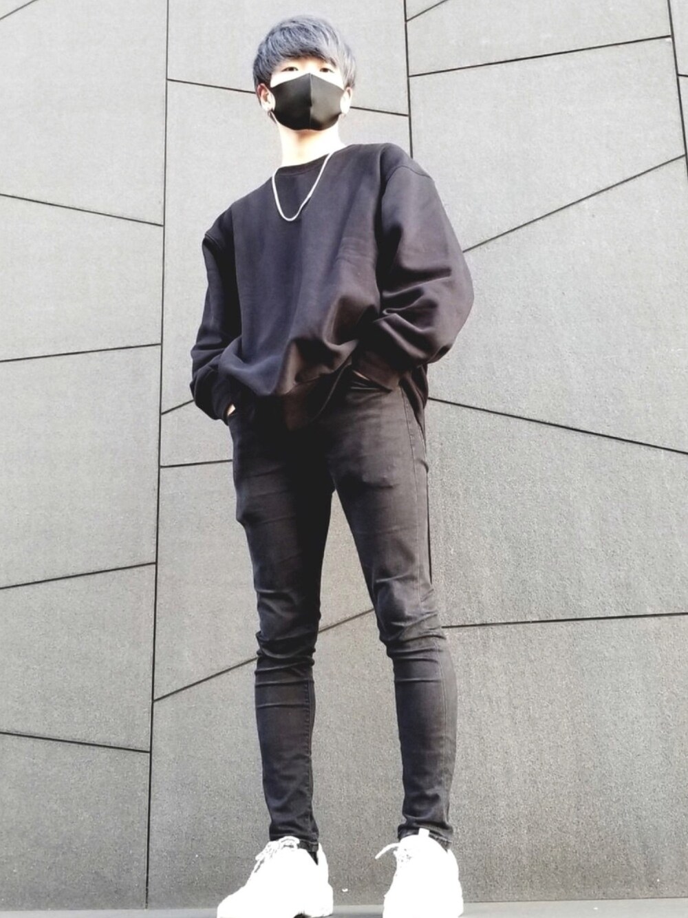 「今日のコーデ、おしゃれさんと繋がりたい、シンプルコーデ、カジュアルコーデ、ブラックコーデ、ゆるコーデ、ラフ、ootd」｜「23.65の23.65（イーシプサムチョンユクオ)V2スニーカー（スニーカー、グレー系）」を使った、itoukunさん（メンズ・170cm）の冬コーディネートの1枚目の写真