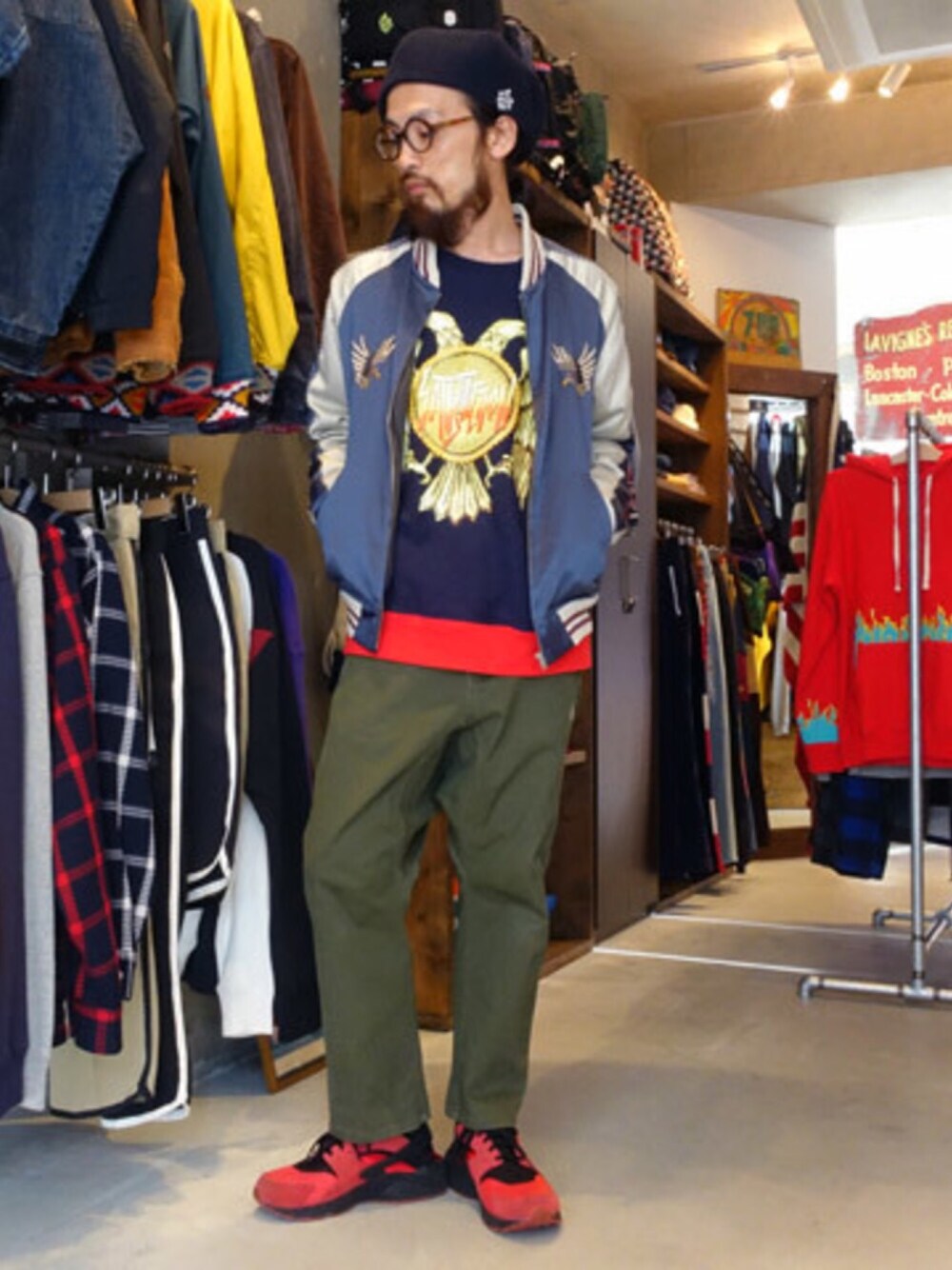 「スウェット、スカジャン、サルエルパンツ、ALDIES、アンクルパンツ、souvenirjacket」｜「ALDIESのEagle Souvenir Jacket 刺繍入り スーベニアジャケット（ブルゾン、ブルー系）」を使った、りょうさん（メンズ・171cm）の冬コーディネートの1枚目の写真