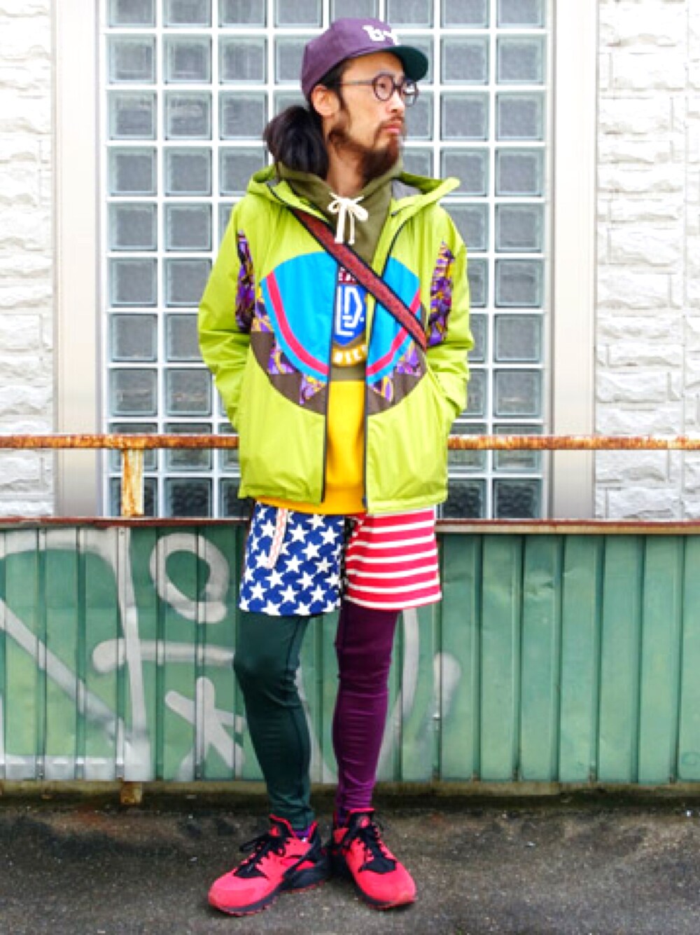 「ALDIES、ソフトシェル、ナイロンジャケット、ナイロンパーカー、ショートパンツ」｜「ALDIESのJaggy Parka 切り替え ソフトシェル（ナイロンジャケット、グリーン系）」を使った、りょうさん（メンズ・171cm）の冬コーディネートの1枚目の写真