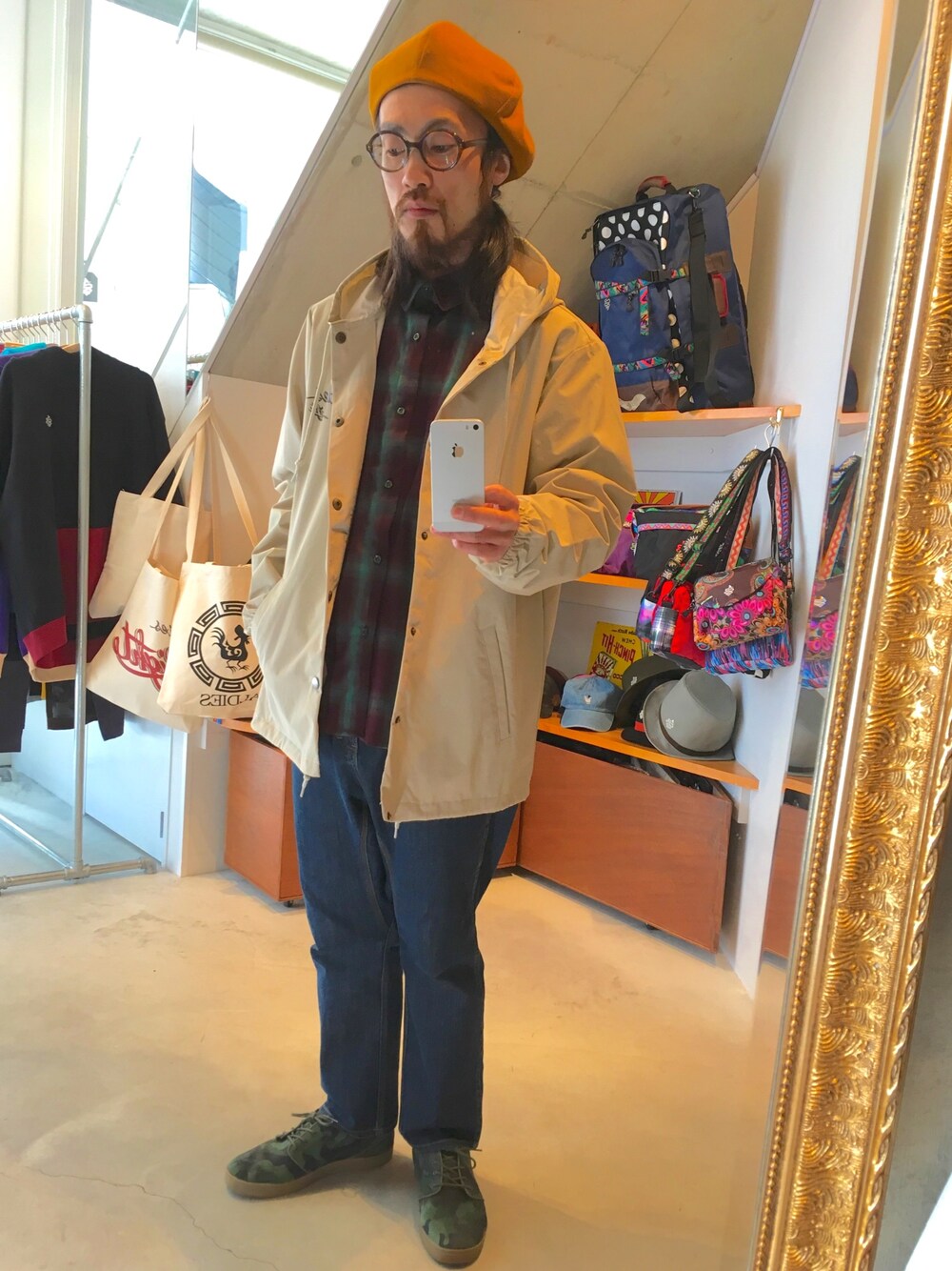 「デニム、ネルシャツ、ベレー帽、パーカー、サルエルパンツ、コーチジャケット、ストレッチパンツ、ALDIES、ベレー帽×メガネ、ベレー帽推奨委員会」｜「ALDIESのALDIES Light Coach Jacket アールディーズライト コーチジャケット（カバーオール、ベージュ系）」を使った、りょうさん（メンズ・171cm）の冬コーディネートの1枚目の写真
