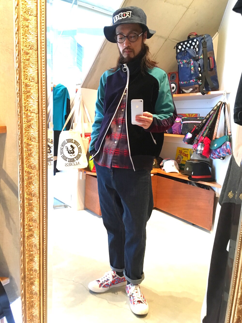「ALDIES、サルエルパンツ、ベロアトップス、ストレッチパンツ、カジュアルコーデ、冬、WEAR昭和部、ハット」｜「ALDIESのMaple Track Jacket（ジャージ、その他）」を使った、りょうさん（メンズ・171cm）の冬コーディネートの1枚目の写真