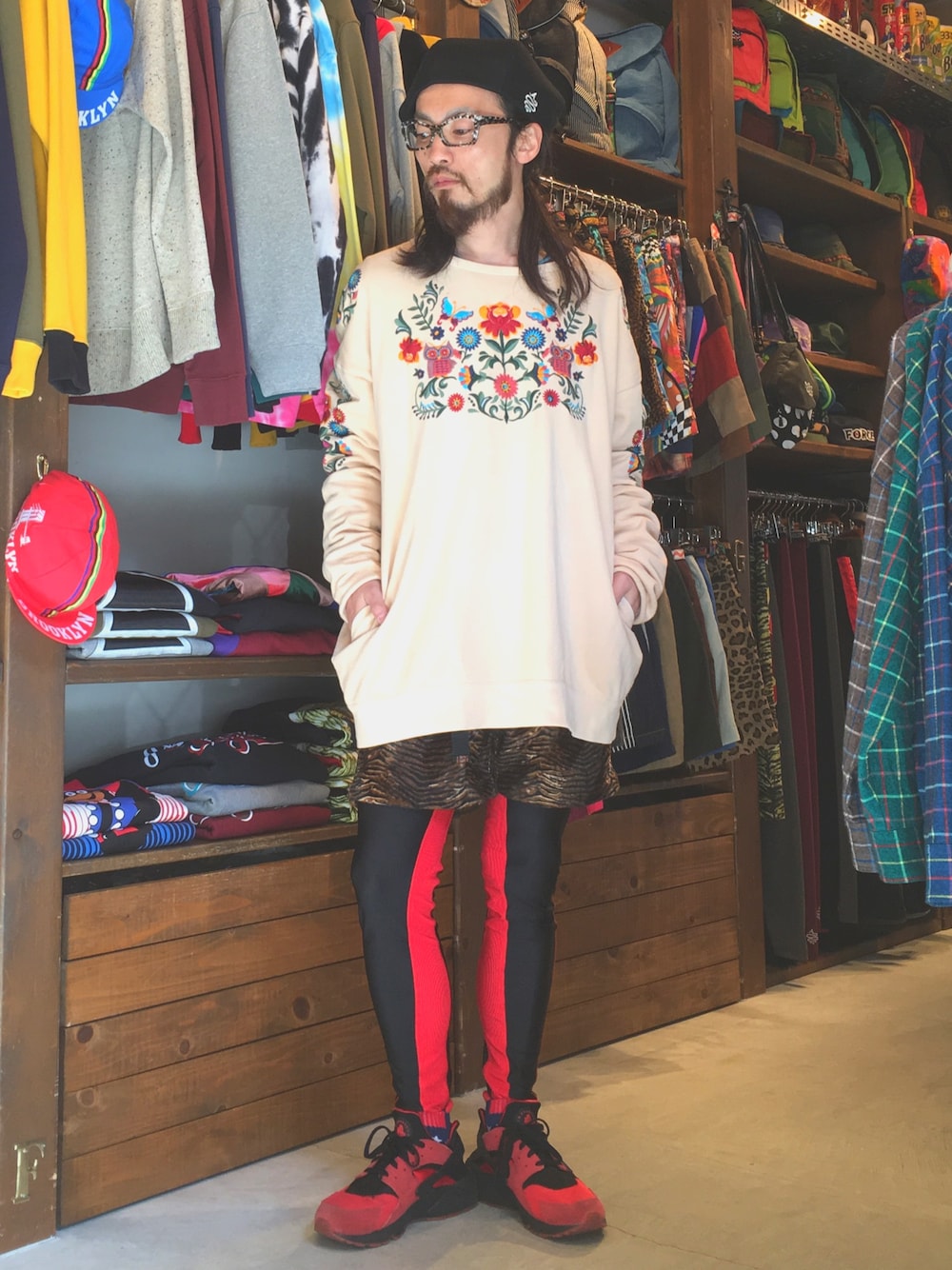 「ALDIES、ビッグシルエット、スウェット、ショートパンツ、レギンス、カジュアル、WEAR昭和部、ベレー帽、ベレー帽×メガネ、ベレー帽推奨委員会」｜「ALDIESのPripera Beret プリペラベレー（ハンチング/ベレー帽、ブラック系）」を使った、りょうさん（メンズ・171cm）の冬コーディネートの1枚目の写真
