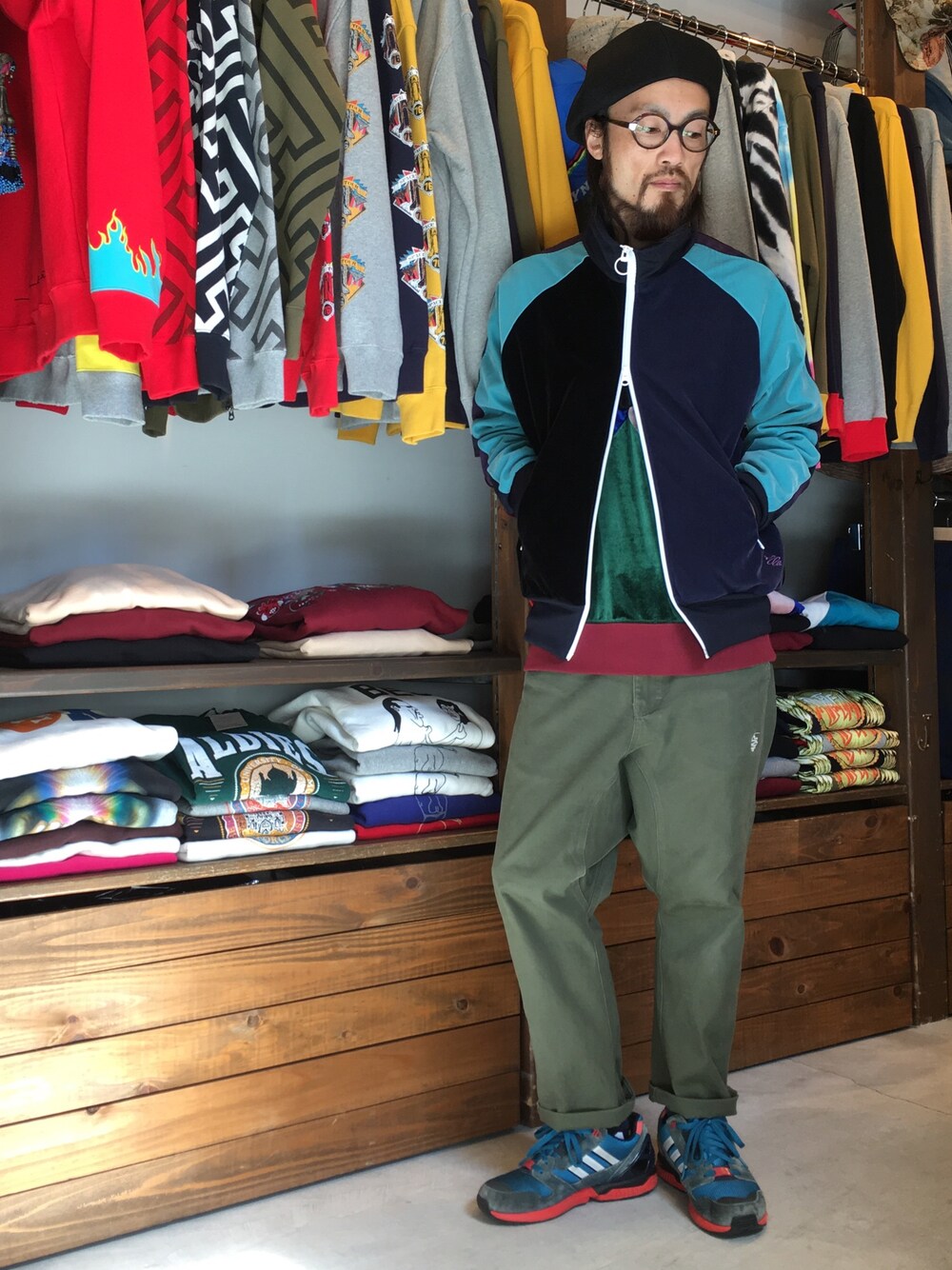 「ALDIES、春コーデ、カジュアルコーデ、サルエルパンツ、ベレー帽、ベレー帽×メガネ、ベレー帽推奨委員会、WEAR昭和部、WEAR東海、トラックジャケット」｜「ALDIESのShaft Sarueru Pants ストレッチ サルエルパンツ（その他パンツ、グリーン系）」を使った、りょうさん（メンズ・171cm）の冬コーディネートの1枚目の写真