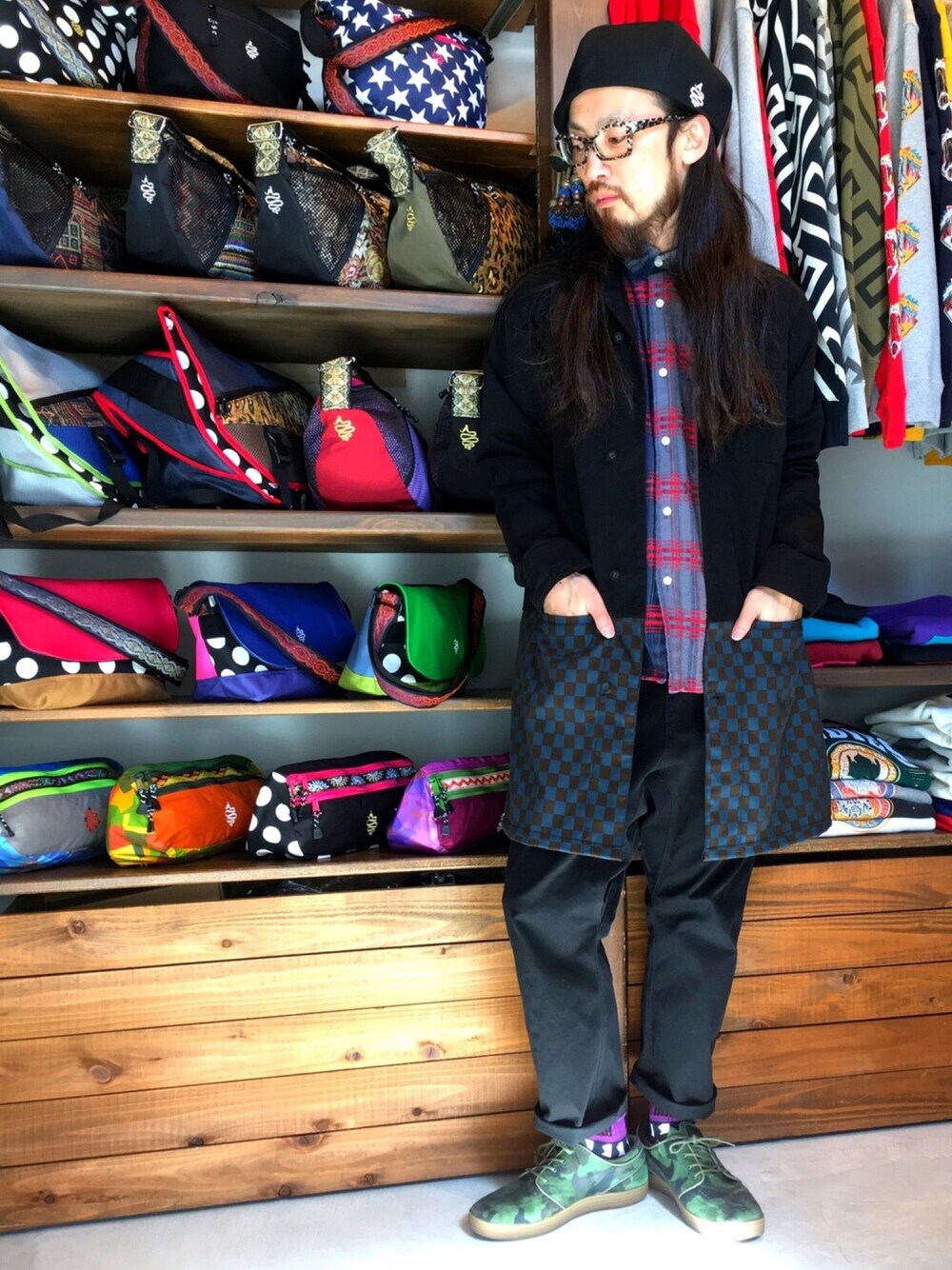 「ALDIES、ブラック、シンプルコーデ、シャツジャケット、サルエルパンツ、ベレー帽推奨委員会、WEAR昭和部、WEAR東海、チェックシャツ、ブラックコーデ」｜「ALDIESのPripera Beret プリペラベレー（ハンチング/ベレー帽、ブラック系）」を使った、りょうさん（メンズ・171cm）の冬コーディネートの1枚目の写真