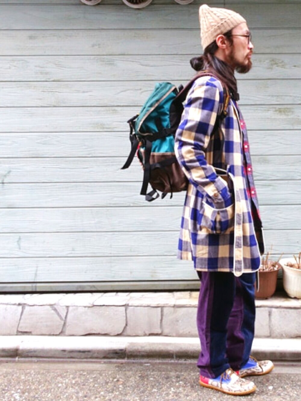 「ALDIES、ガウン、サルエルパンツ、カジュアル、春コーデ、リュック、WEAR昭和部、WEAR東海、チェックシャツ、チェック柄」｜「ALDIESのALDIES Light Knit Cap アールディーズライト ニットキャップ（ニットキャップ/ビーニー、ベージュ系）」を使った、りょうさん（メンズ・171cm）の春コーディネートの1枚目の写真