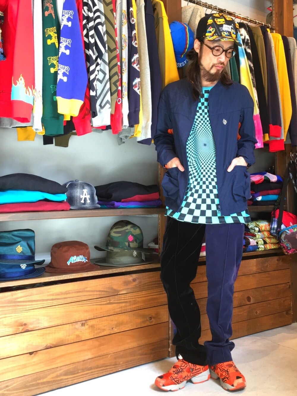 「ALDIES、トラックパンツ、ハンティングジャケット、ビックシルエット、総柄トップス、カジュアル、春コーデ、WEAR昭和部、WEAR東海」｜「ALDIESのAnodyne Jacket パッチワーク 切り替え ジップブルゾン（ブルゾン、ブルー系）」を使った、りょうさん（メンズ・171cm）の春コーディネートの1枚目の写真