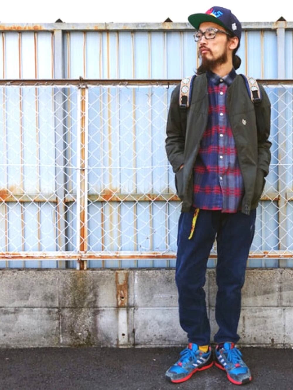 「ALDIES、カジュアル、大人カジュアル、ハンティングジャケット、キャップ、チェックシャツ、イージーパンツ、WEAR東海、WEAR昭和部、名古屋」｜「ALDIESのSalsoul Cap レインボー 刺繍 キャップ（キャップ、ブラック系）」を使った、りょうさん（メンズ・171cm）の春コーディネートの1枚目の写真