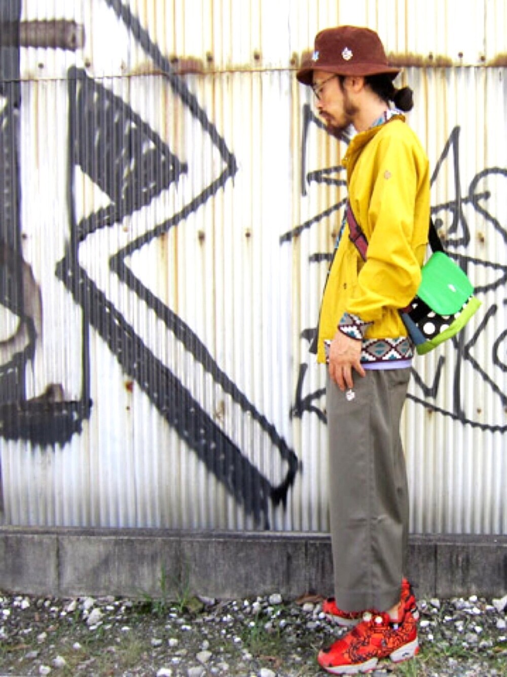 「ALDIES、カジュアル、春コーデ、クロップドパンツ、ワイドパンツ、ハット、WEAR昭和部、WEAR東海、名古屋」｜「ALDIESのClassic Hat ロゴ刺繍入りバケットハット（ハット、ブラウン系）」を使った、りょうさん（メンズ・171cm）の春コーディネートの1枚目の写真