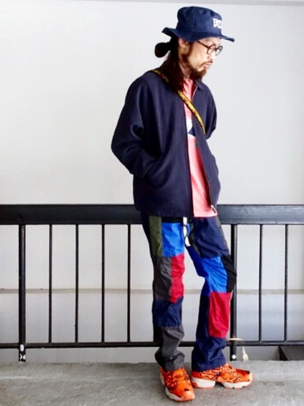 「ALDIES、ベトジャン、スーベニアジャケット、パッチワーク、ハット、カジュアル、春コーデ、WEAR昭和部、WEAR東海、名古屋」｜「ALDIESのForce Hat　フォースハット（ハット、ブルー系）」を使った、りょうさん（メンズ・171cm）の春コーディネートの1枚目の写真