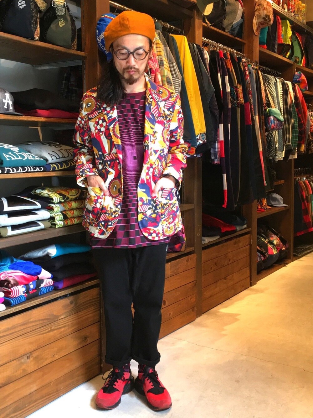 「ALDIES、テーラードジャケット、春コーデ、カジュアル、ビックシルエット、サルエルパンツ、総柄トップス、WEAR昭和部、WEAR東海、名古屋」｜「ALDIESのPripera Beret プリペラベレー（ハンチング/ベレー帽、ブラウン系）」を使った、りょうさん（メンズ・171cm）の春コーディネートの1枚目の写真