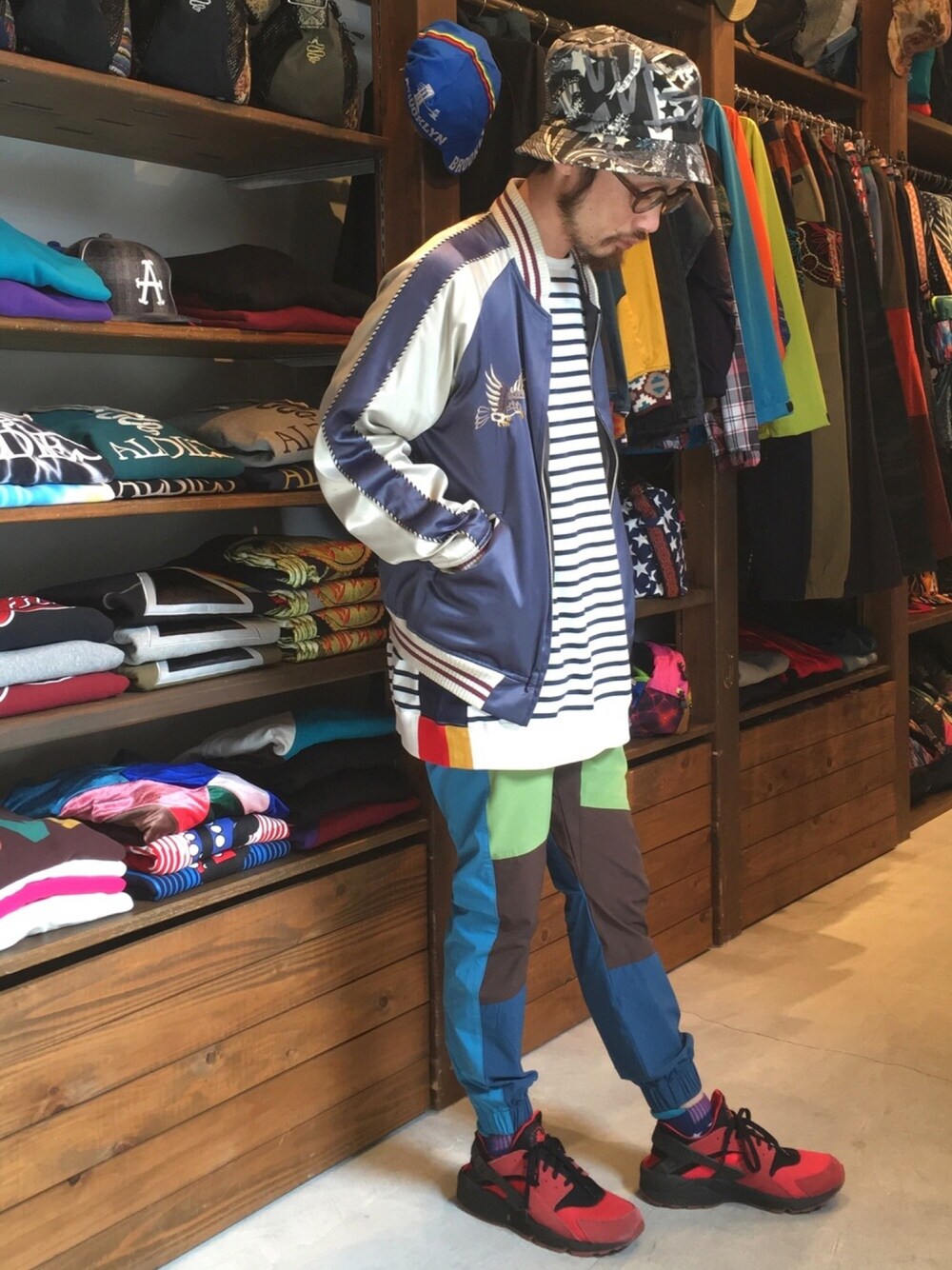 「ALDIES、ハット、スカジャン、ボーダートップス、イージーパンツ、カジュアルコーデ、春コーデ、WEAR昭和部、WEAR東海、名古屋」｜「ALDIESのWing Star Hat スタープリント 総柄 ハット（ハット、ブラック系）」を使った、りょうさん（メンズ・171cm）の春コーディネートの1枚目の写真